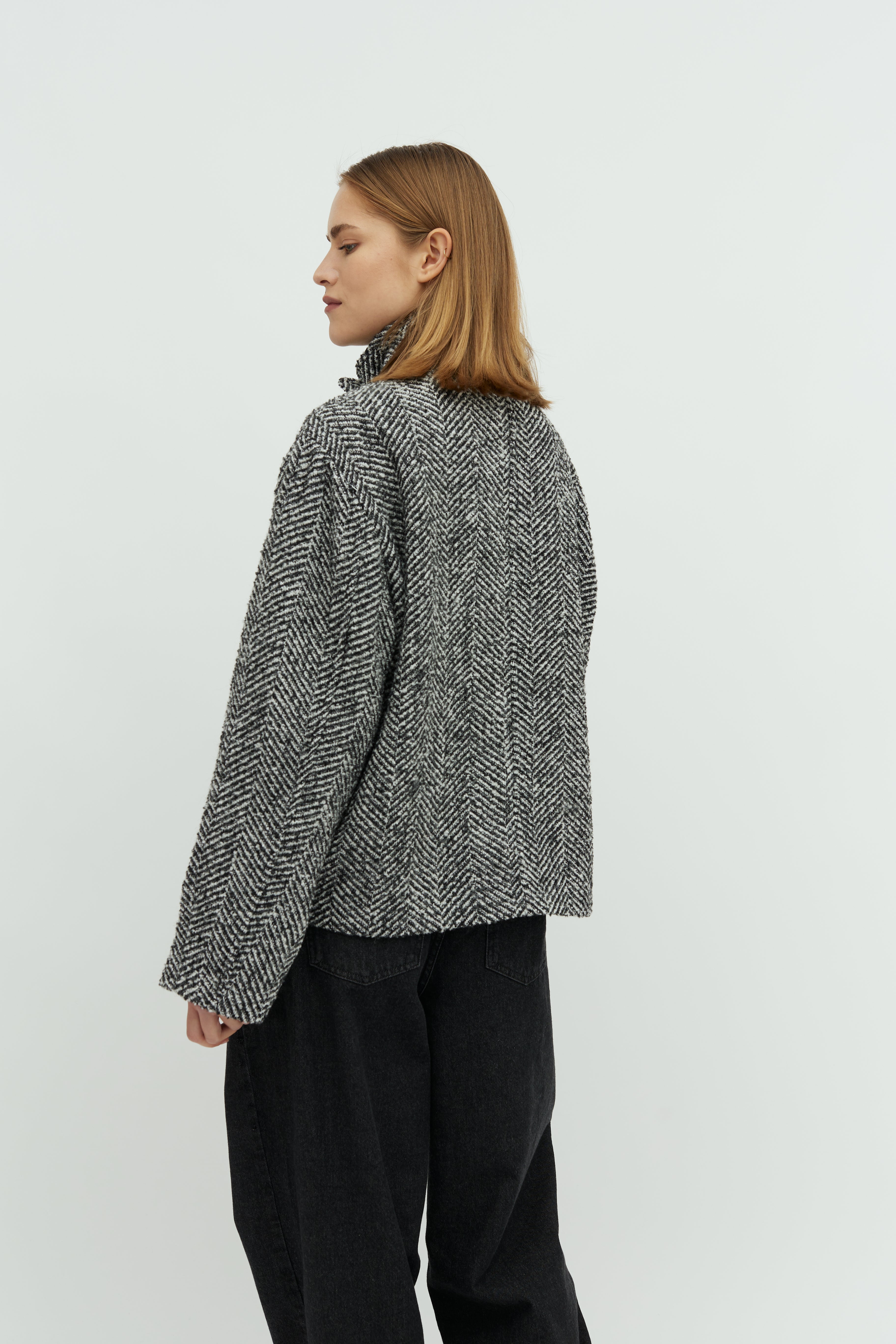 Makaia-M_Grey Herringbone_Model_2