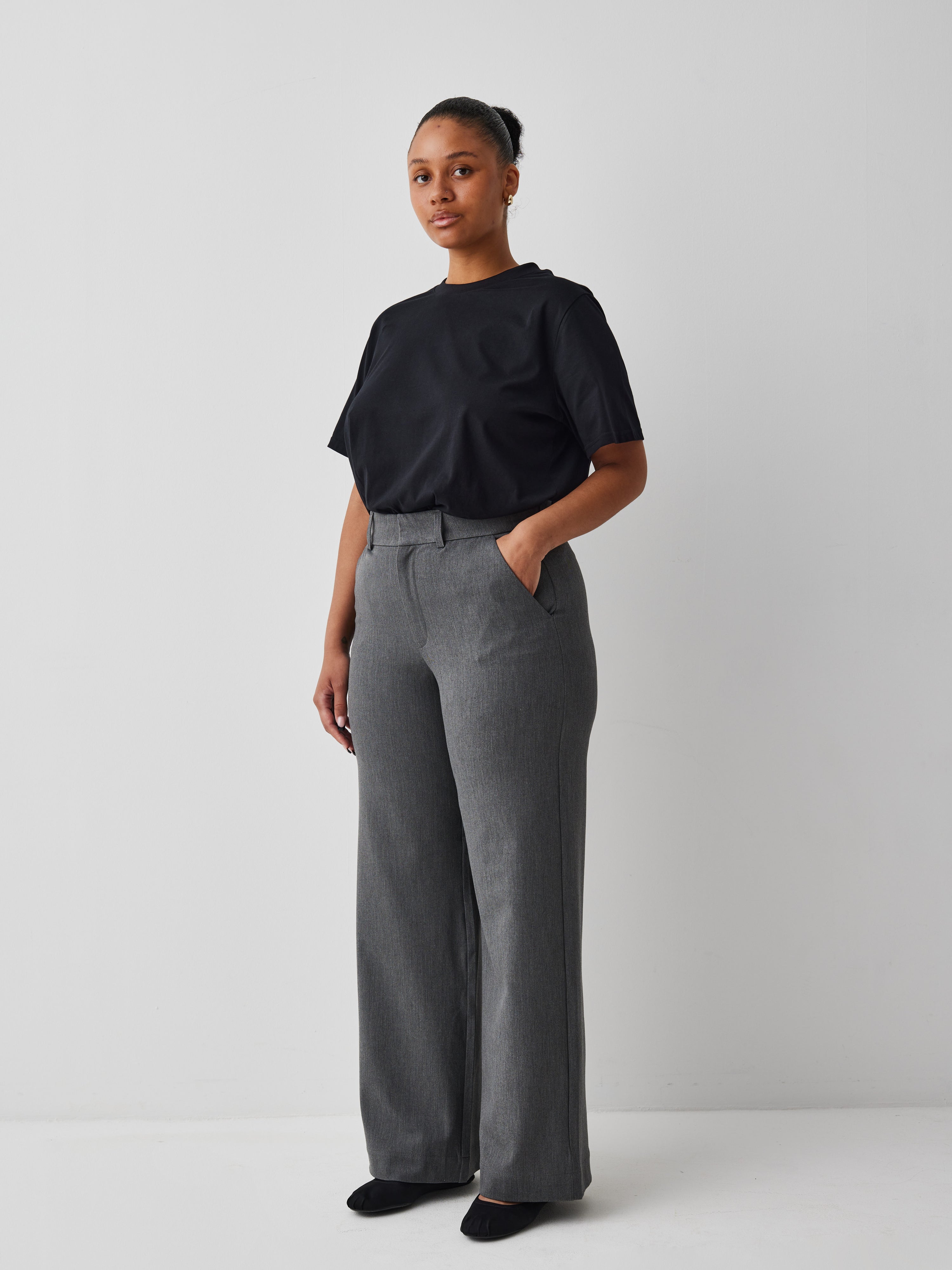 Lucy-M_Medium Melange_Model_