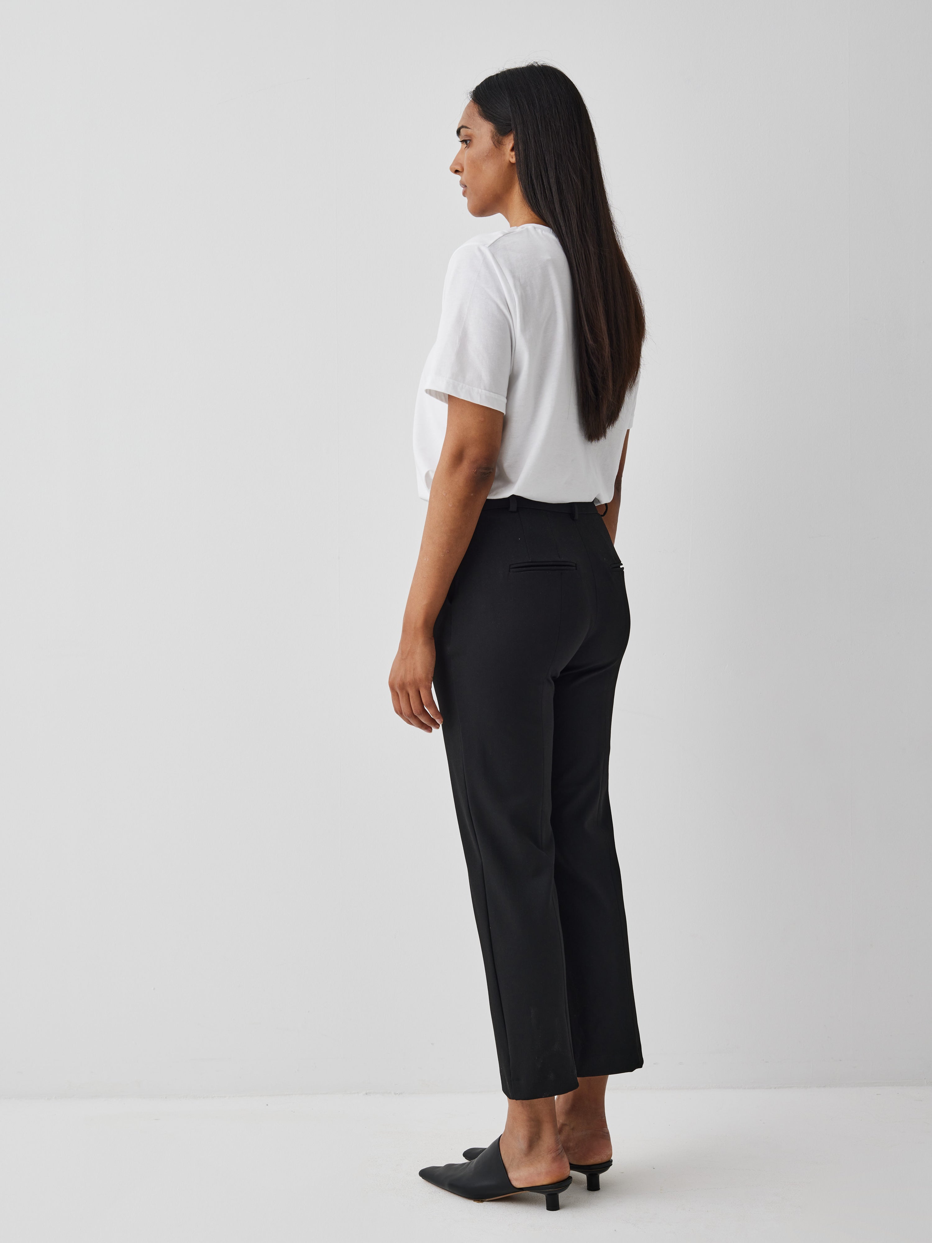 Maiianne-M_Black_Model_