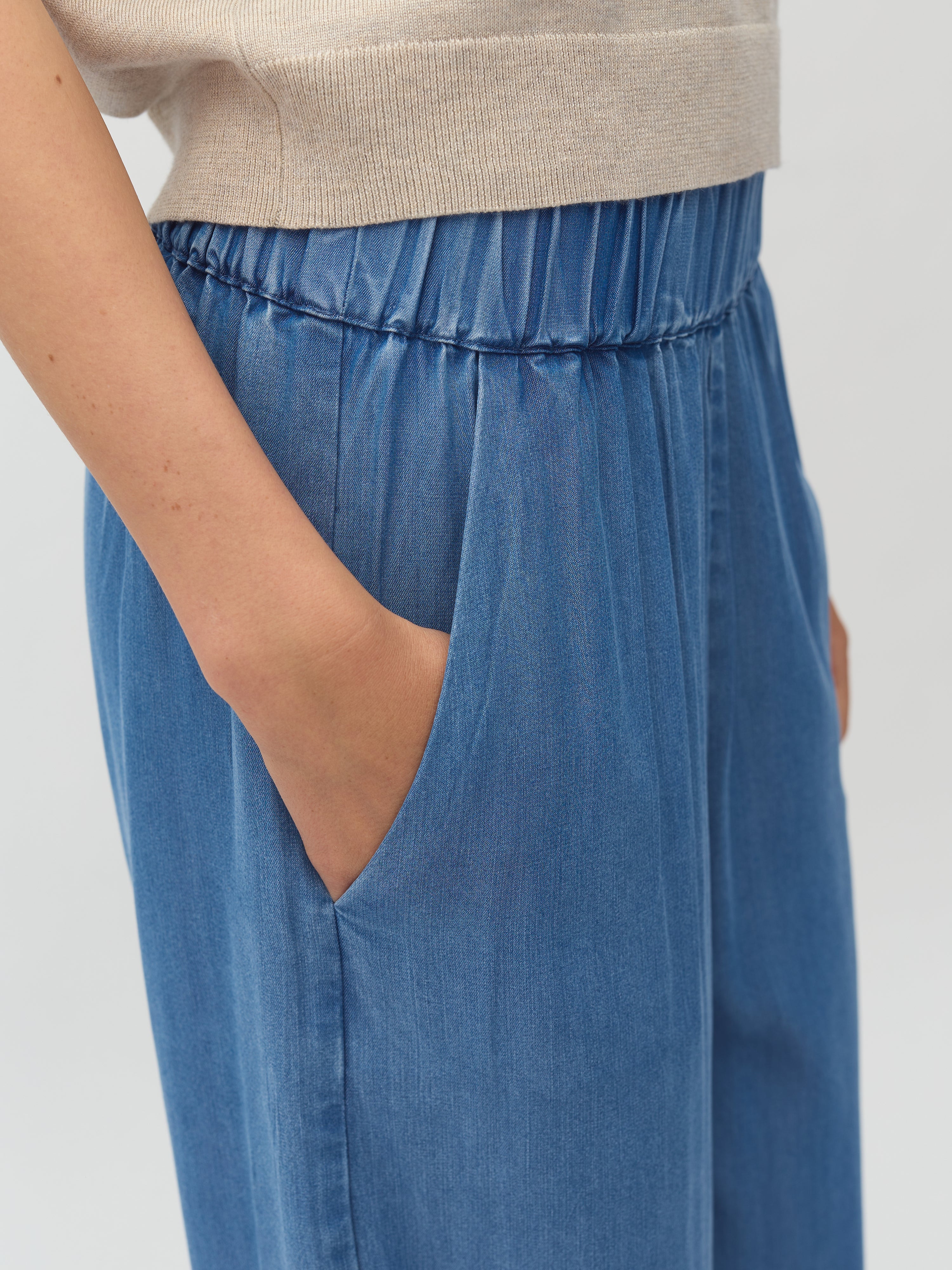 Anjelica-M_Mid Vintage Wash_Model_