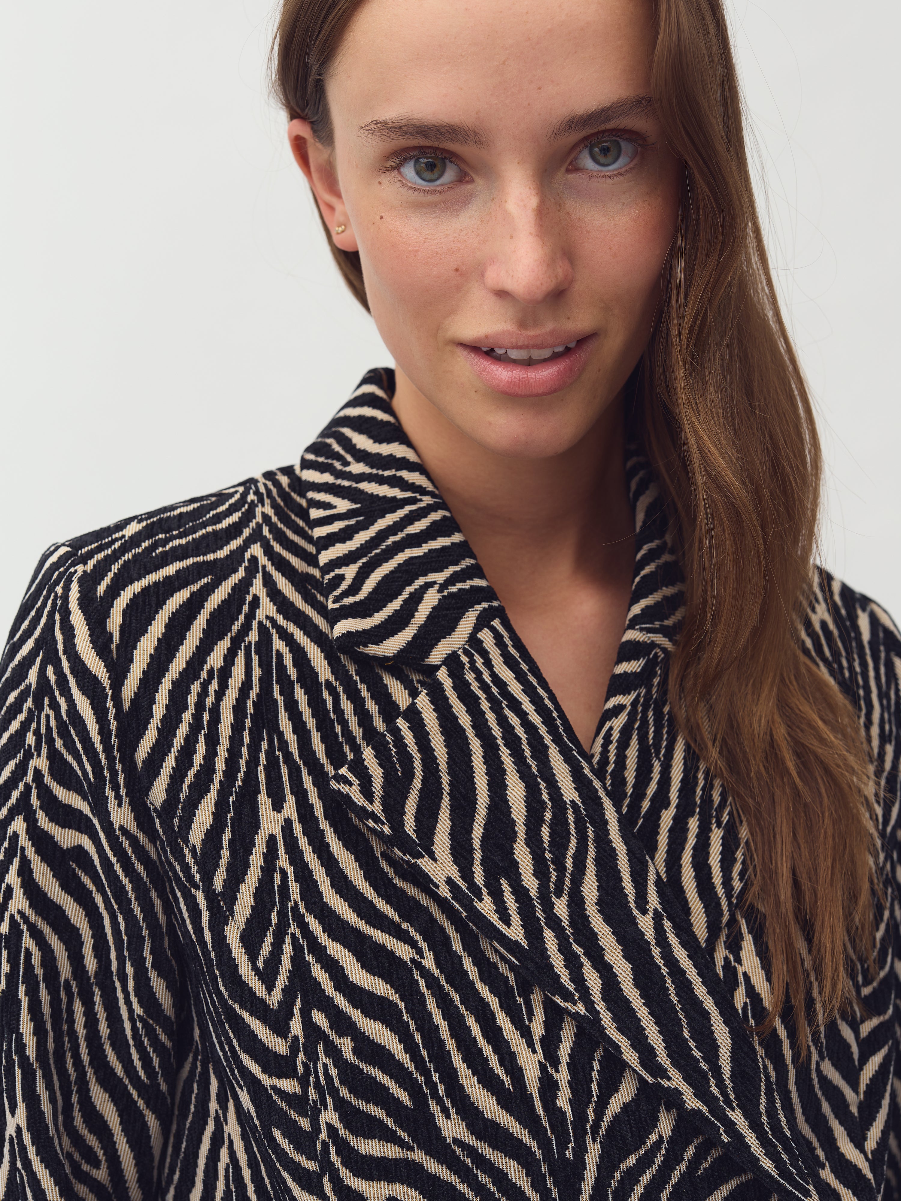 Iva-M_Zebra Sugar Black_Model_