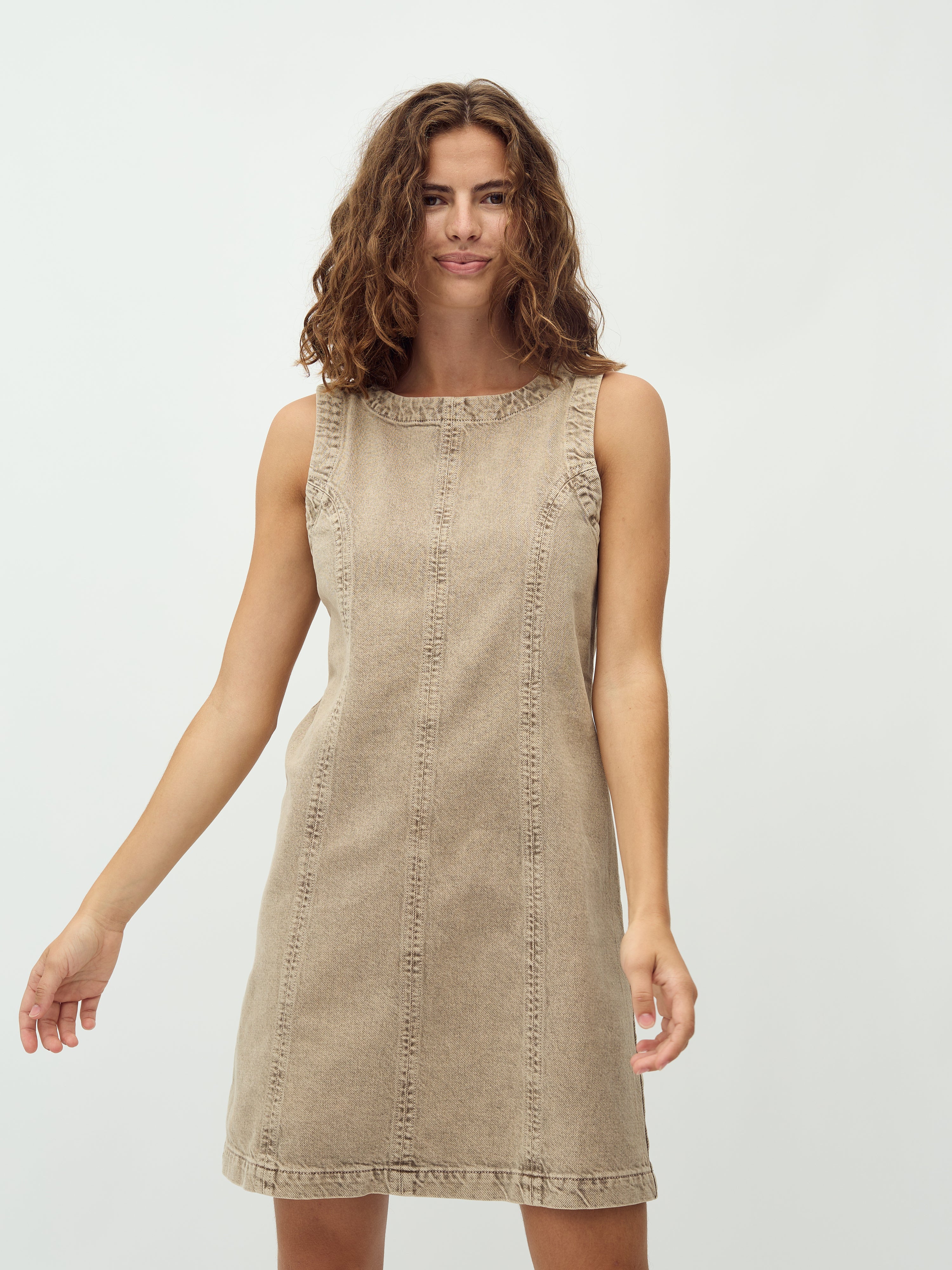 Tamita-M_Beige Washed Denim_Model_2