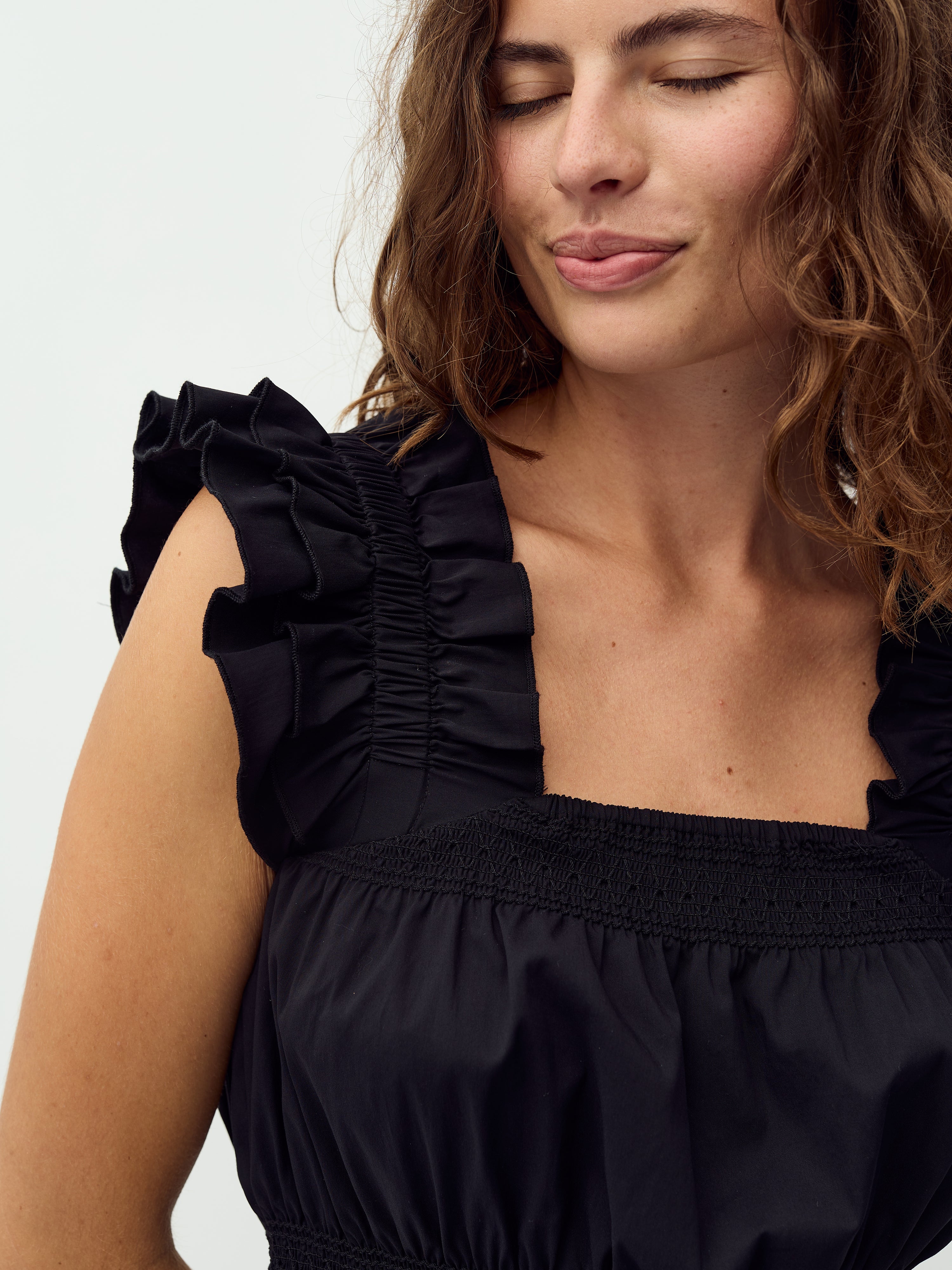 Sania-M_Black_Model_3