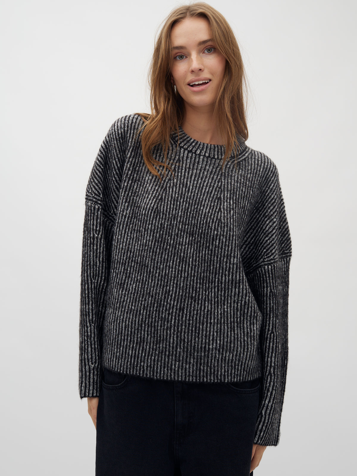 Gillian Contrast-M_Black Contrast_Model_0