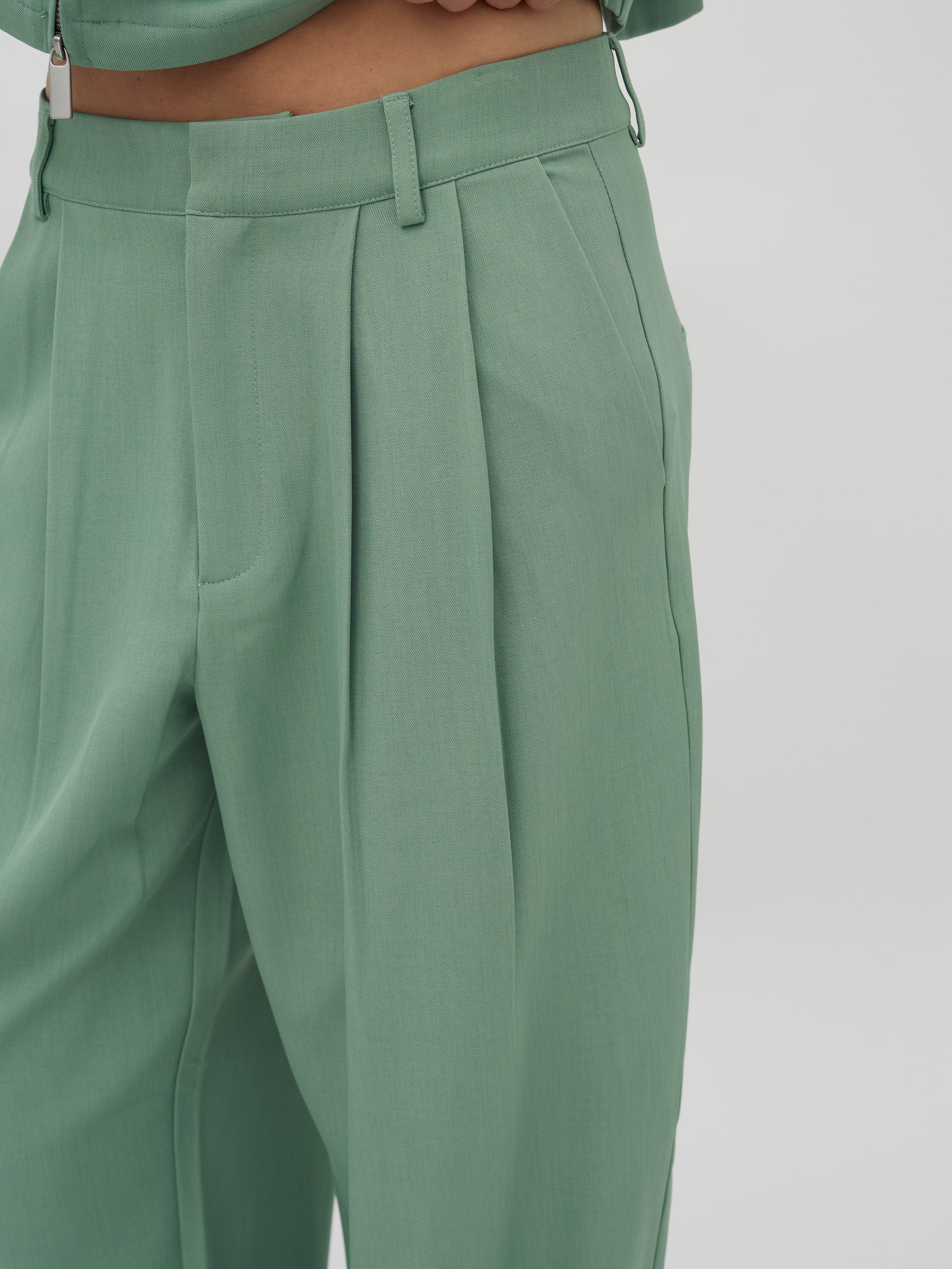 Branwen-M_Mineral Green_Model_1