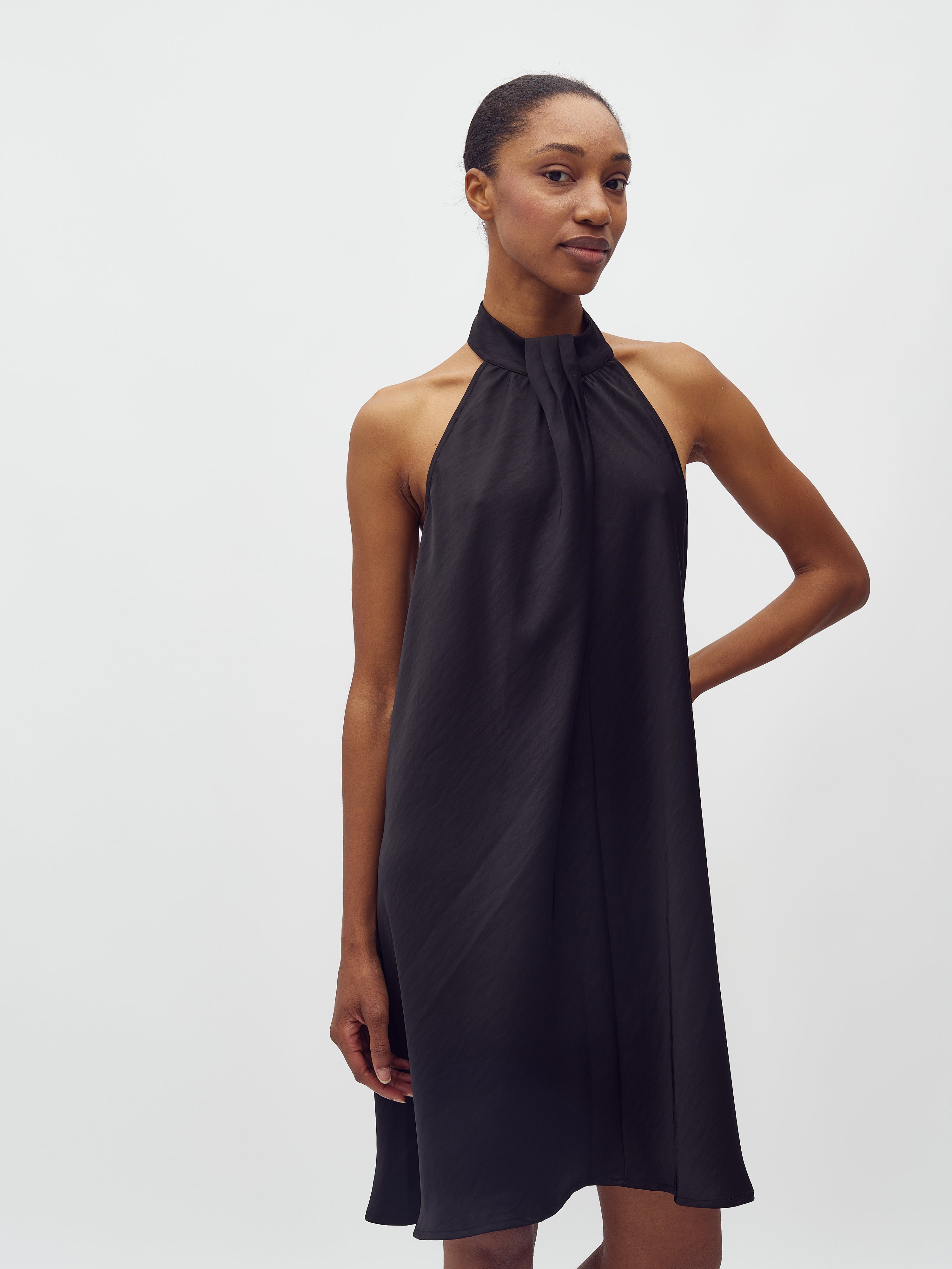 Zuzelia-M_Black_Model_2