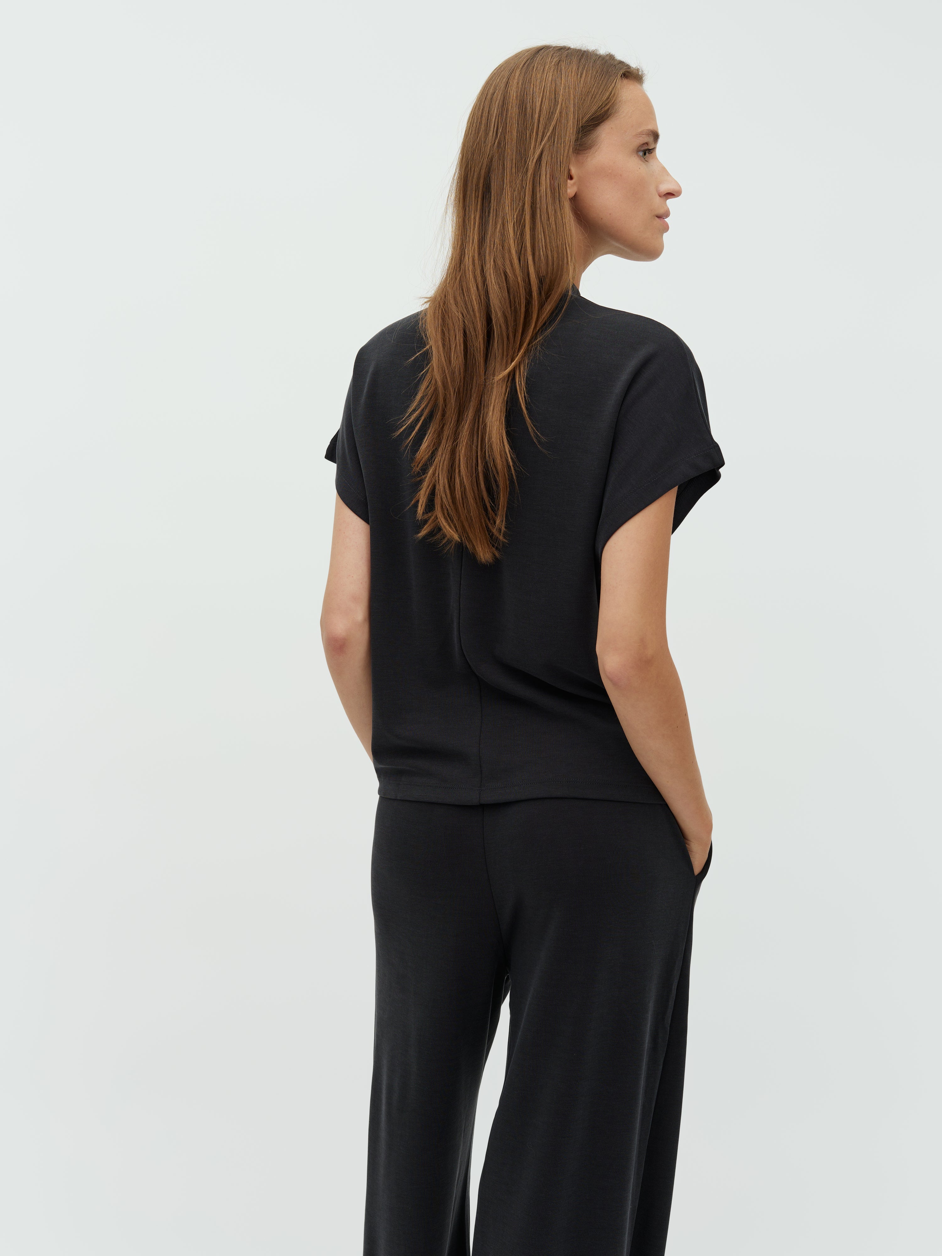 Linea Short-M_Black_Model_2