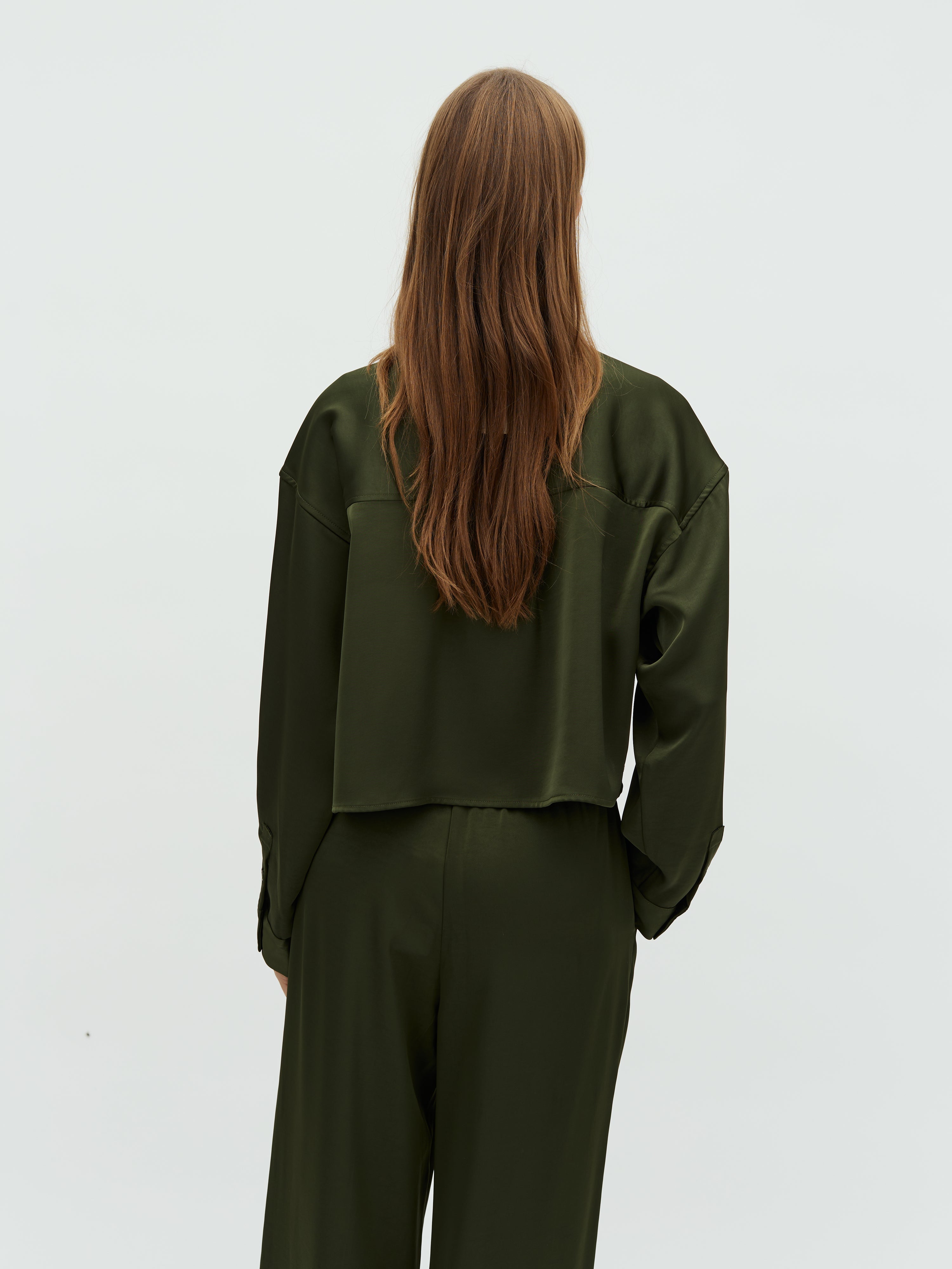 Emele-M_Pine Green_Model_2