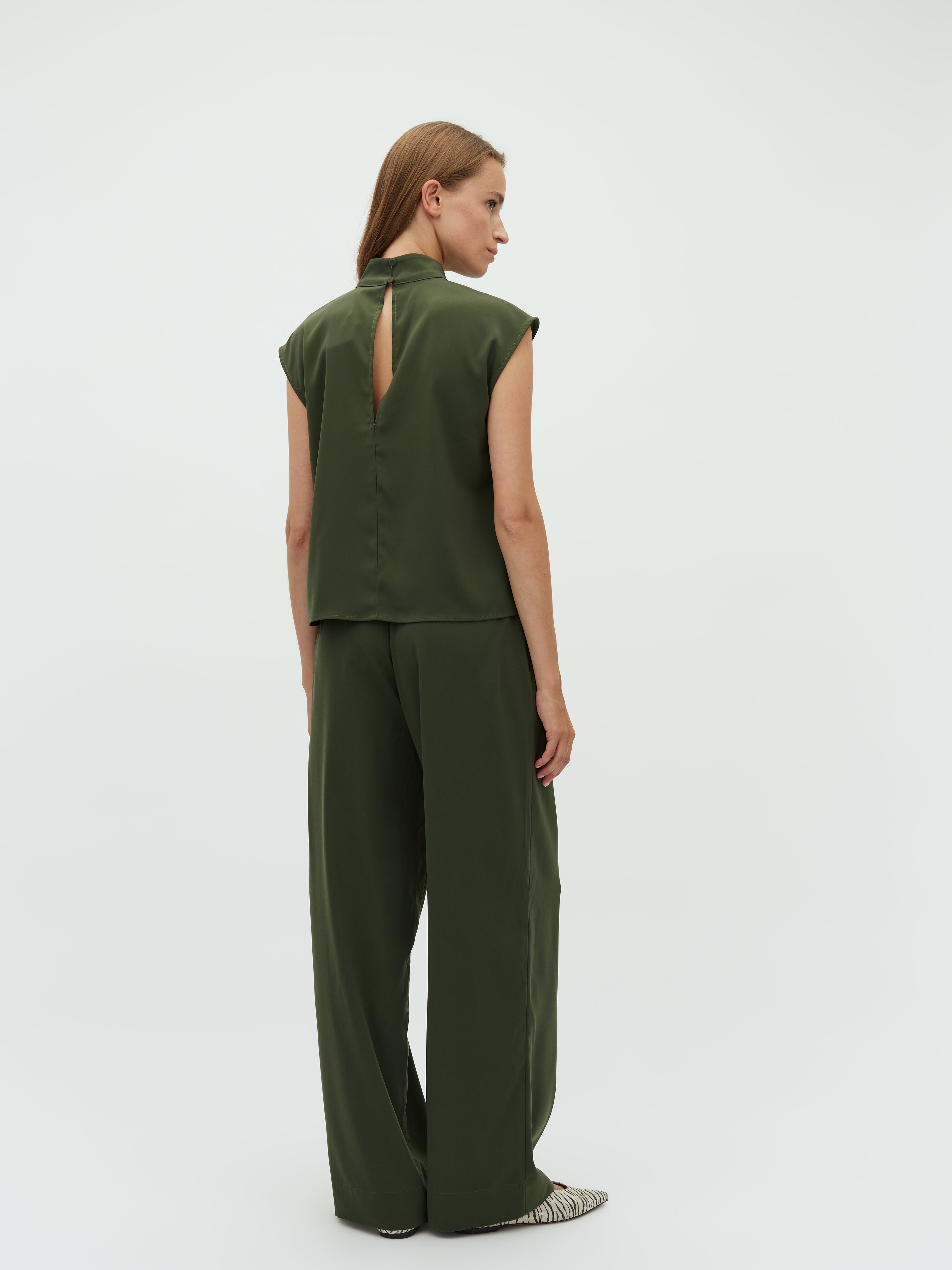 Maaja-M_Pine Green_Model_2