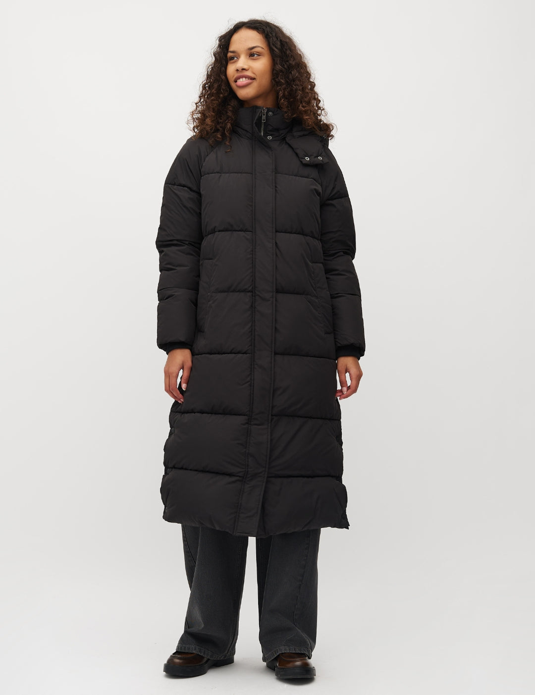 Ela Slit_Black_Model_0