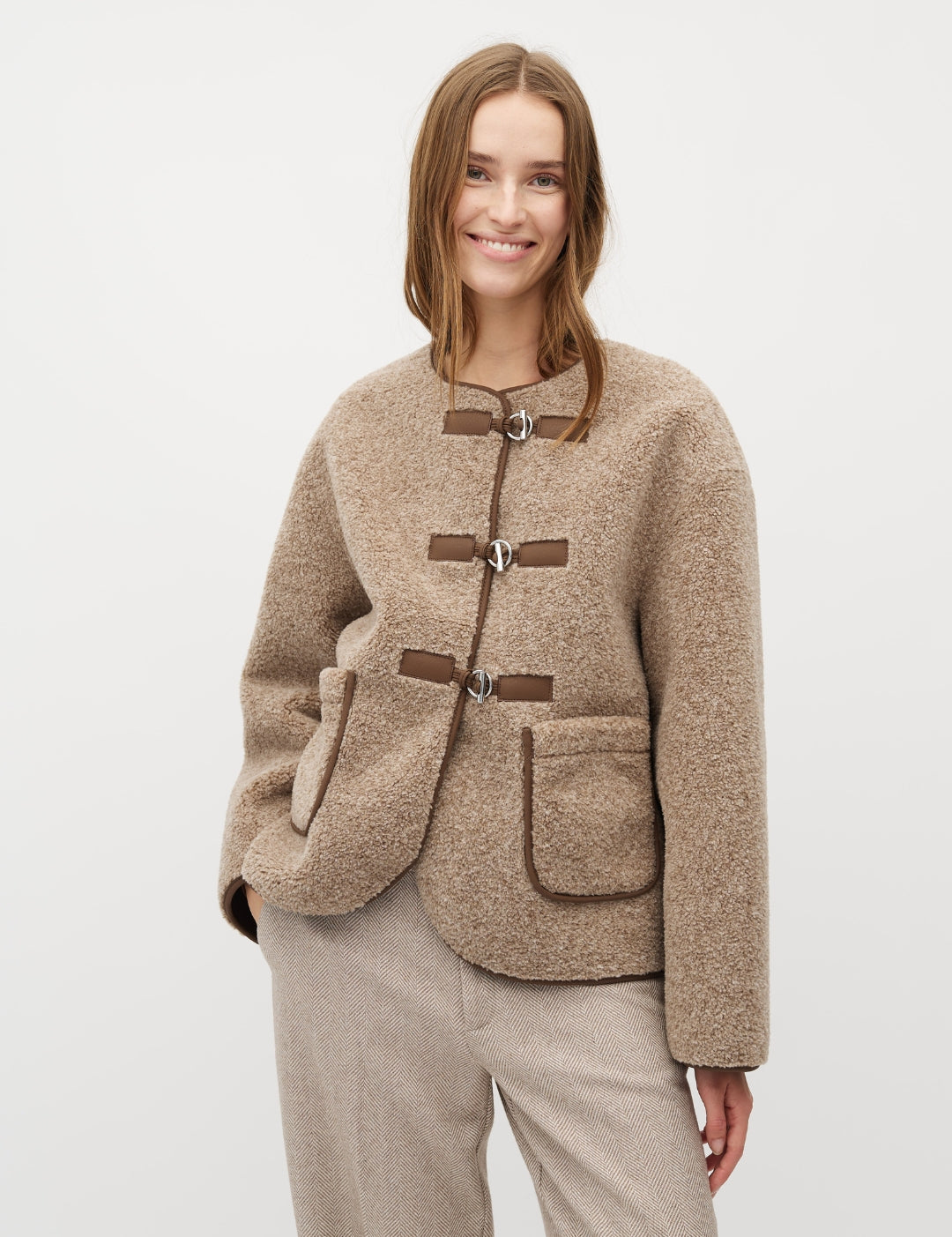 Keisa-M_Grey Coffee Melange_Model_1