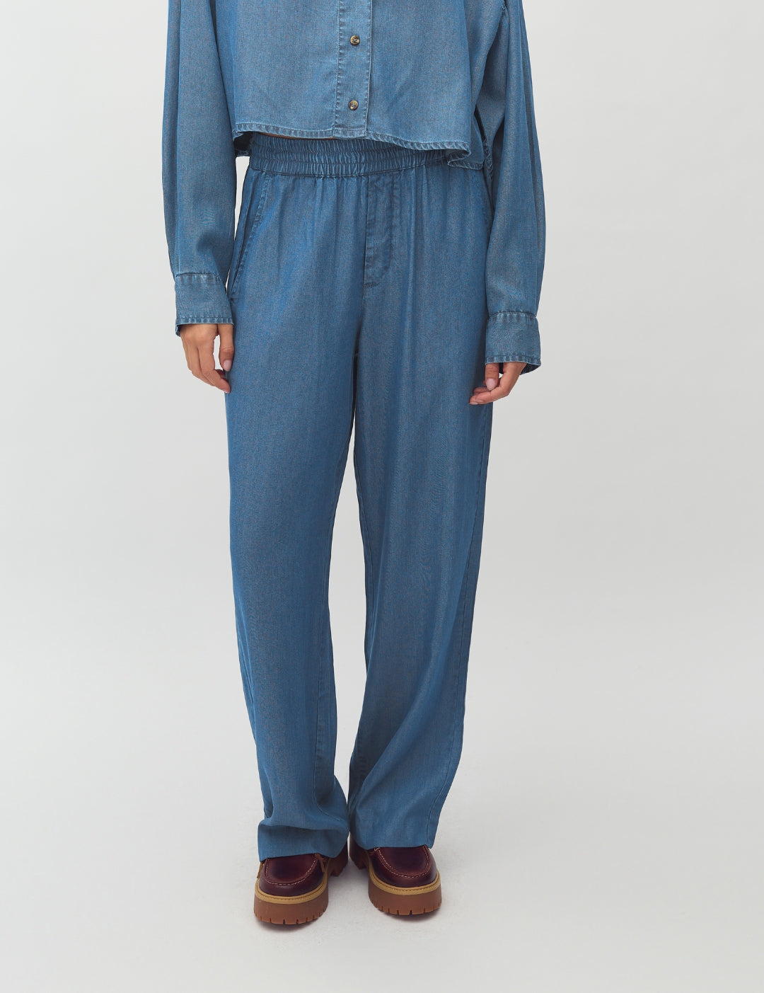 Phillipa-M_Mid Vintage Wash_Model_1