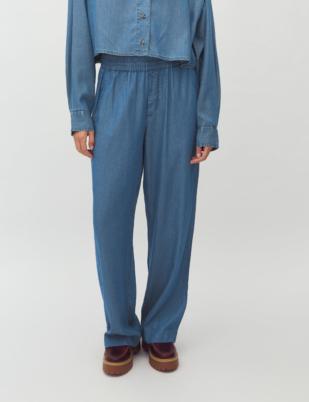 Phillipa-M_Mid Vintage Wash_Model_1