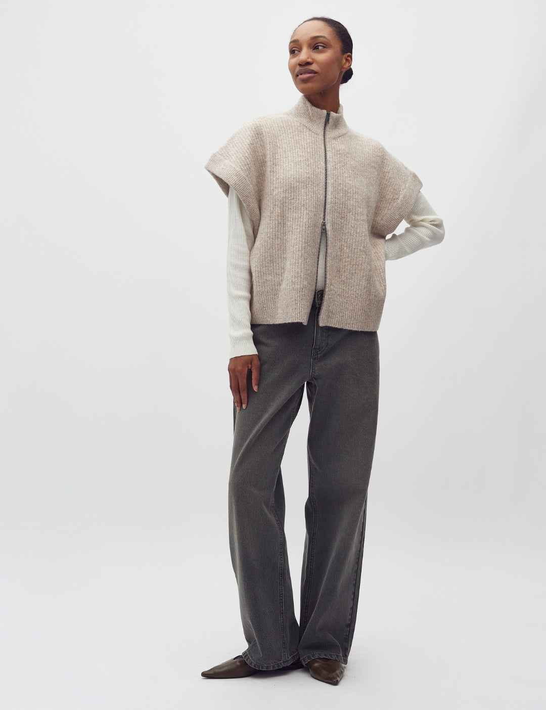 Roselina Short-M_Light Taupe Melange_Model_1