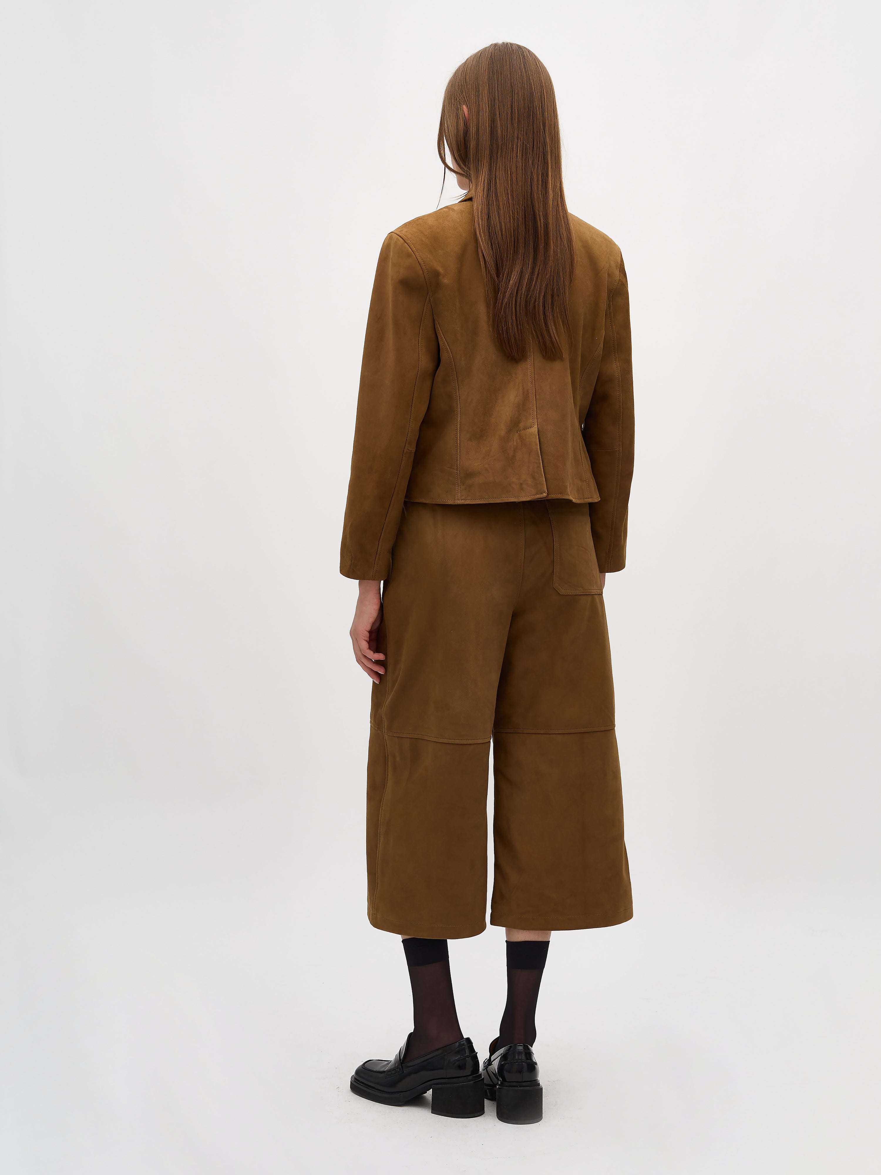 Iva-M_Cognac Brown_Model_3