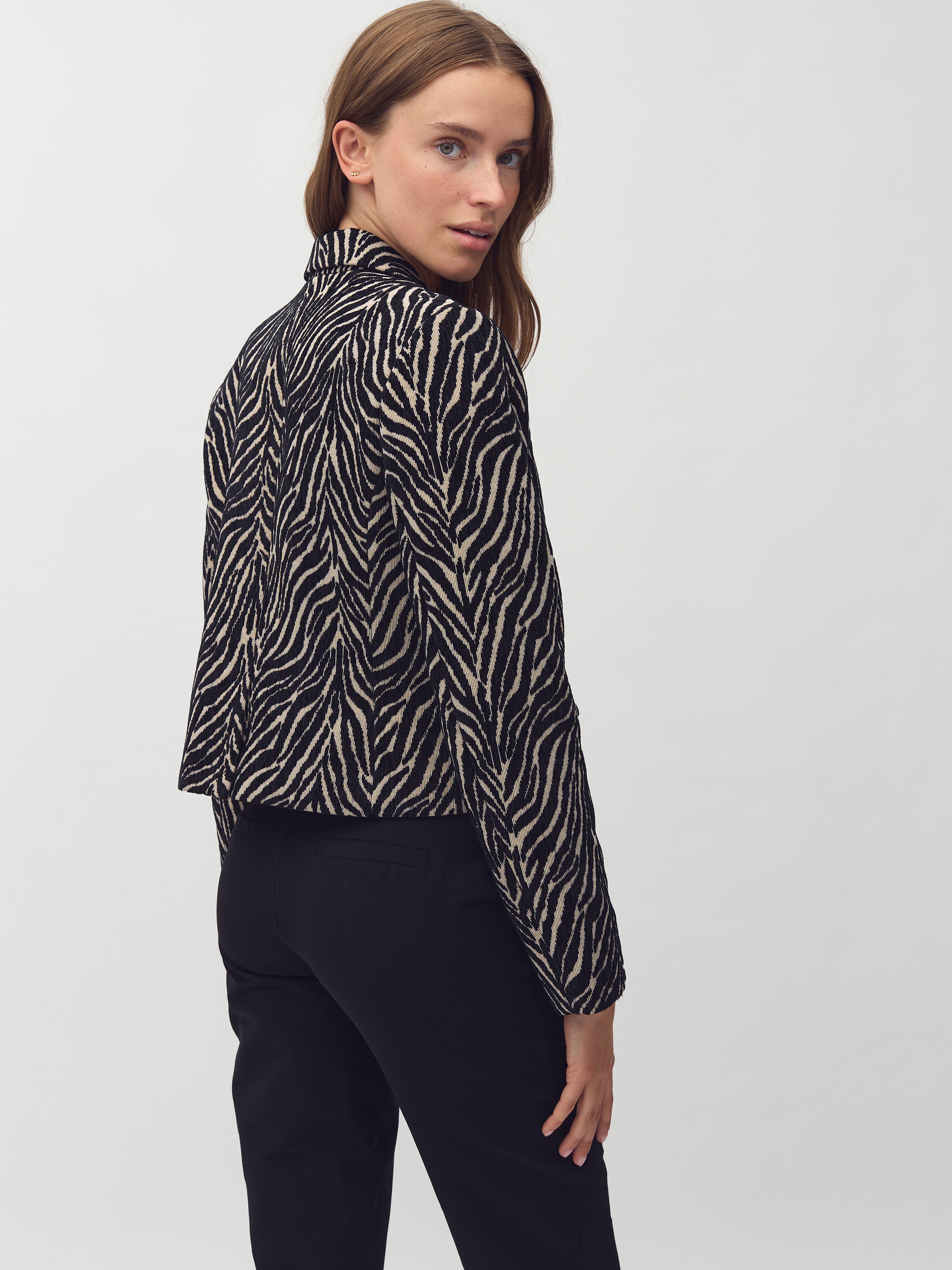 Iva-M_Zebra Sugar Black_Model_