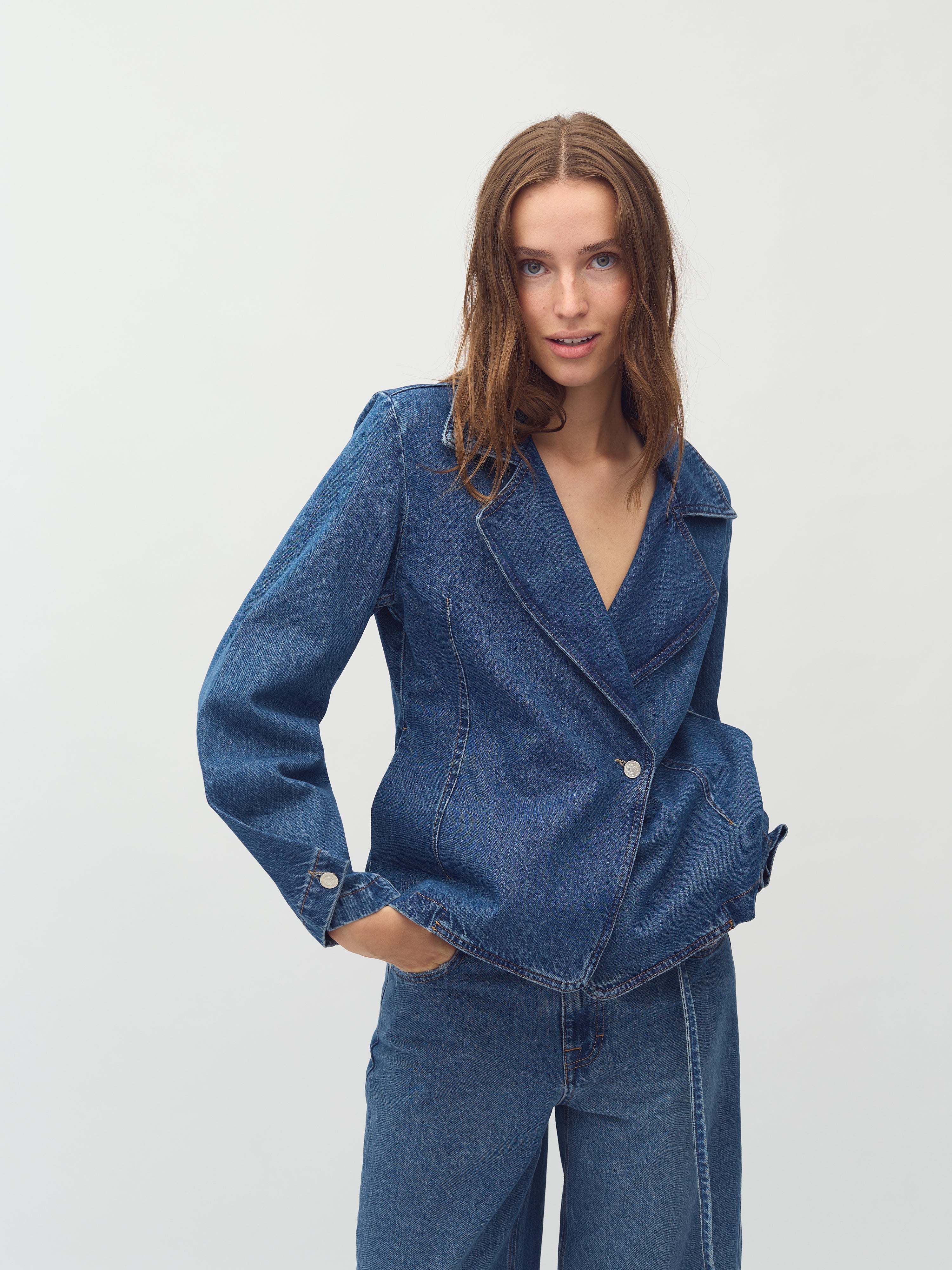 Emilia-M_Mid Blue Wash_Model_