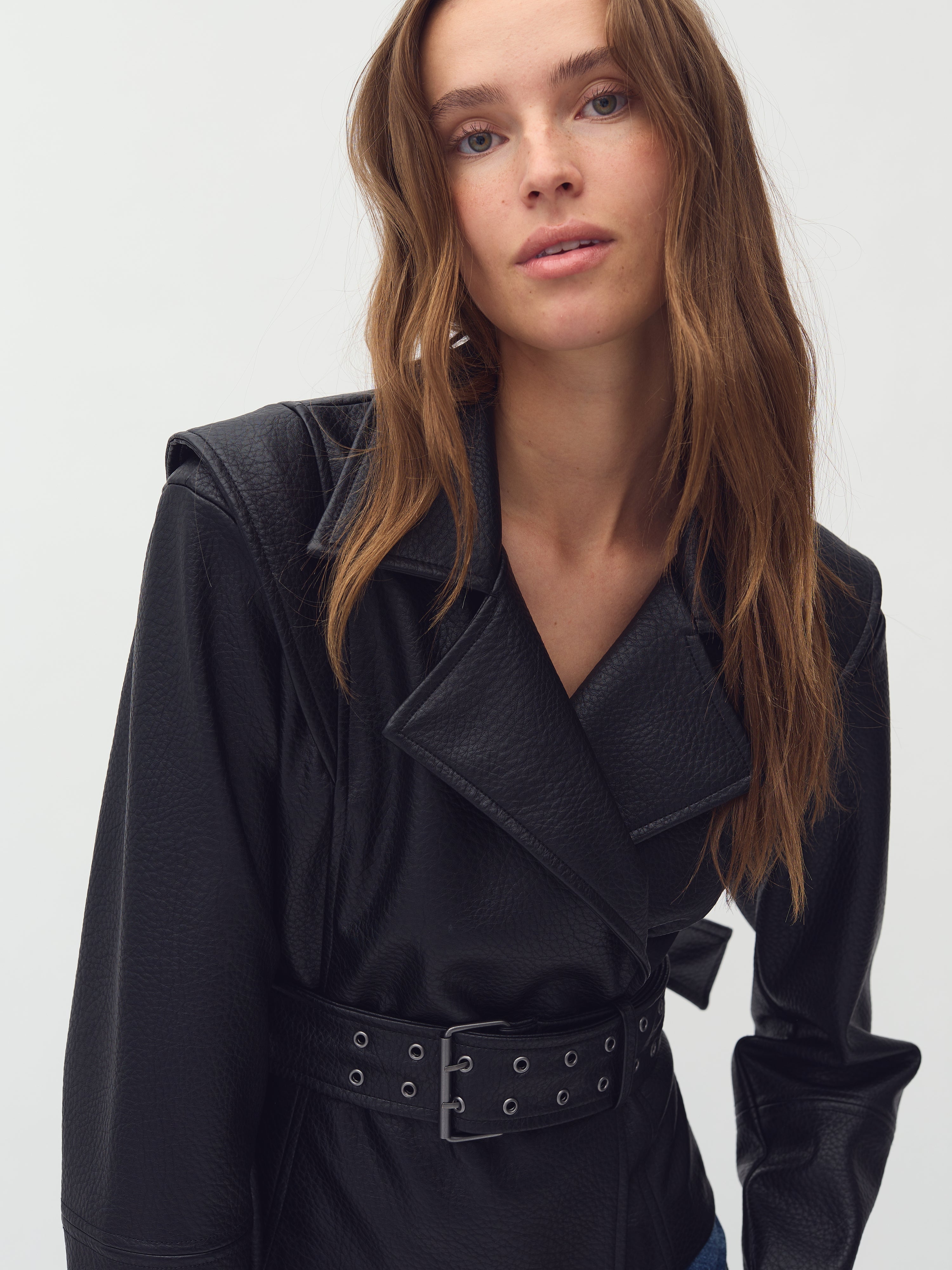 Salivia-M_Black_Model_