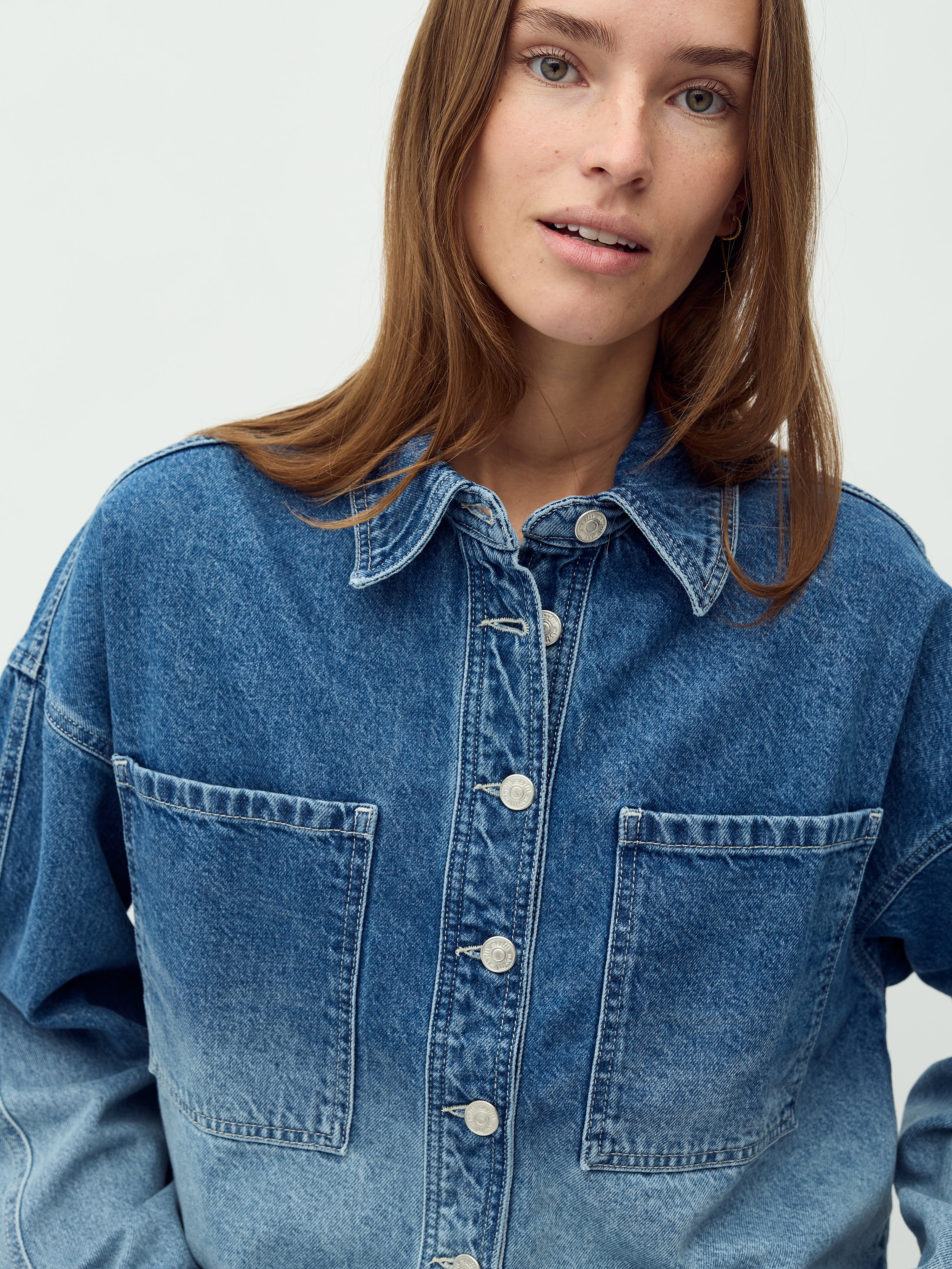 Winnia-M_Fading Denim Wash_Model_4