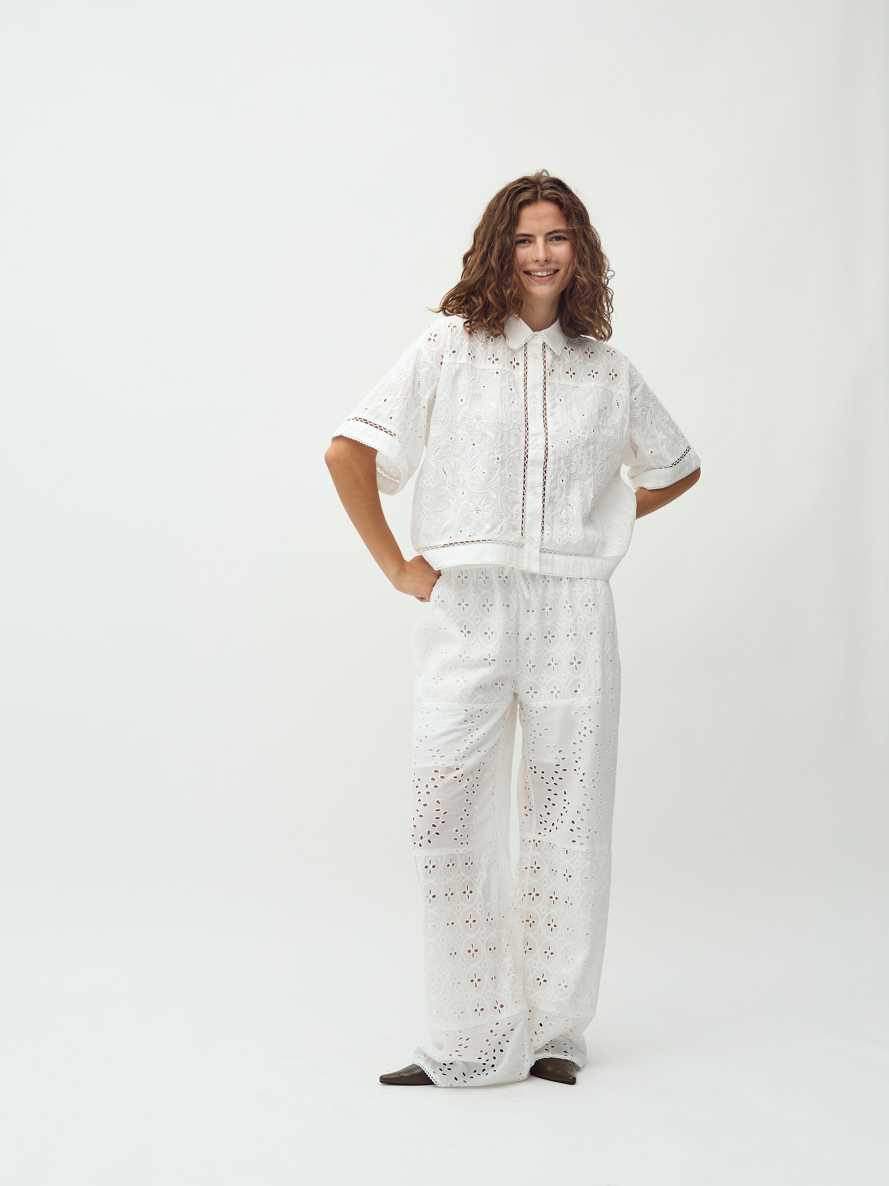 Viljane-M_White_Model_3