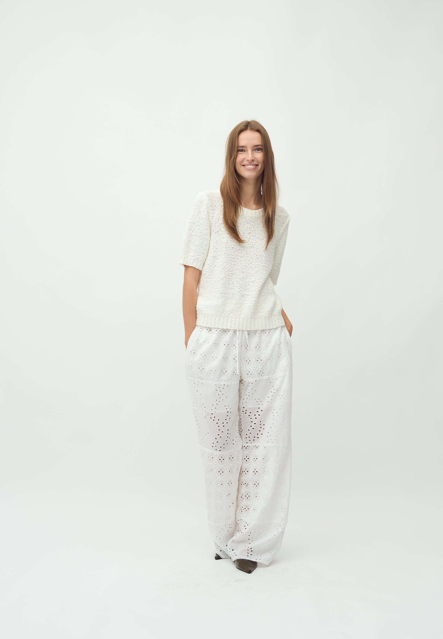 Viljane-M_White_Model_4