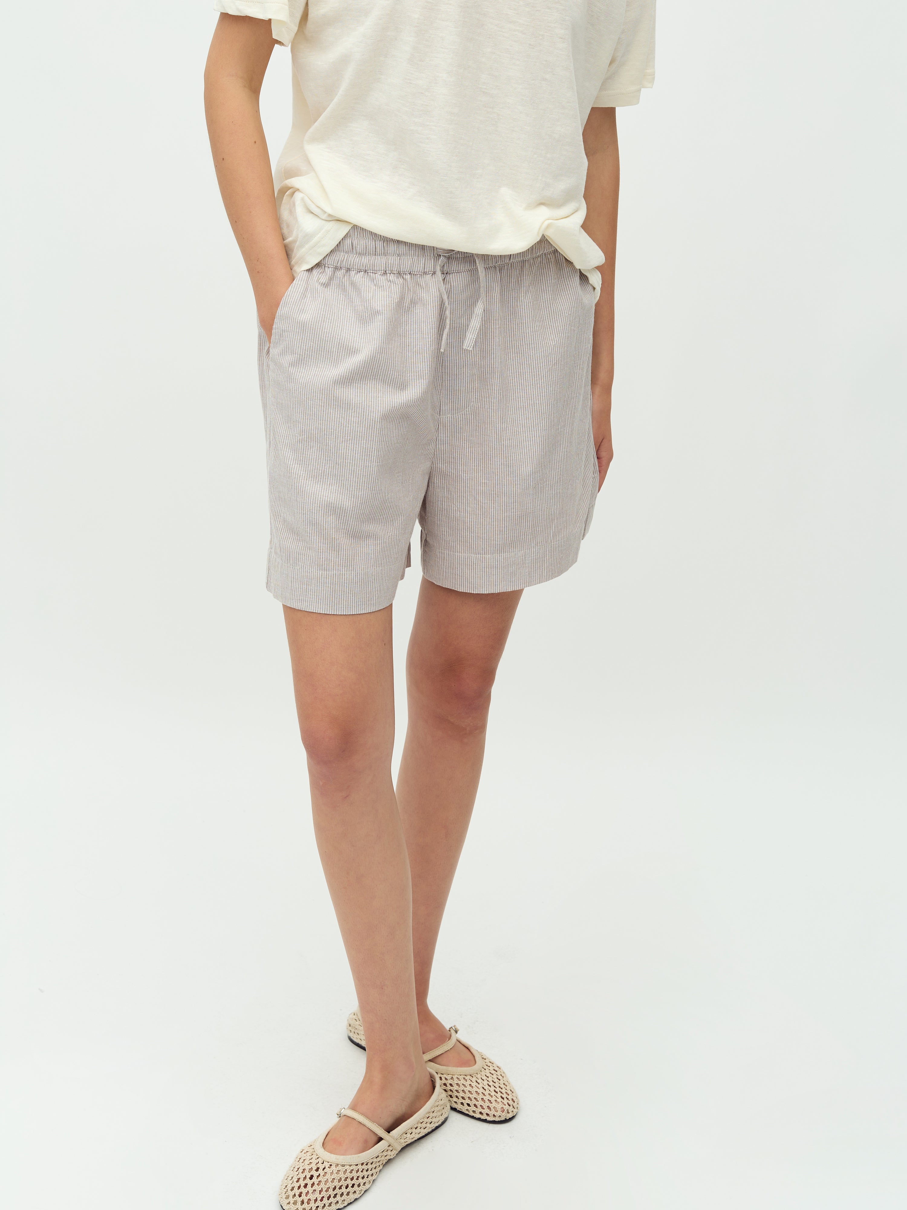 Meris-M_Cinder White Stripe_Model_3