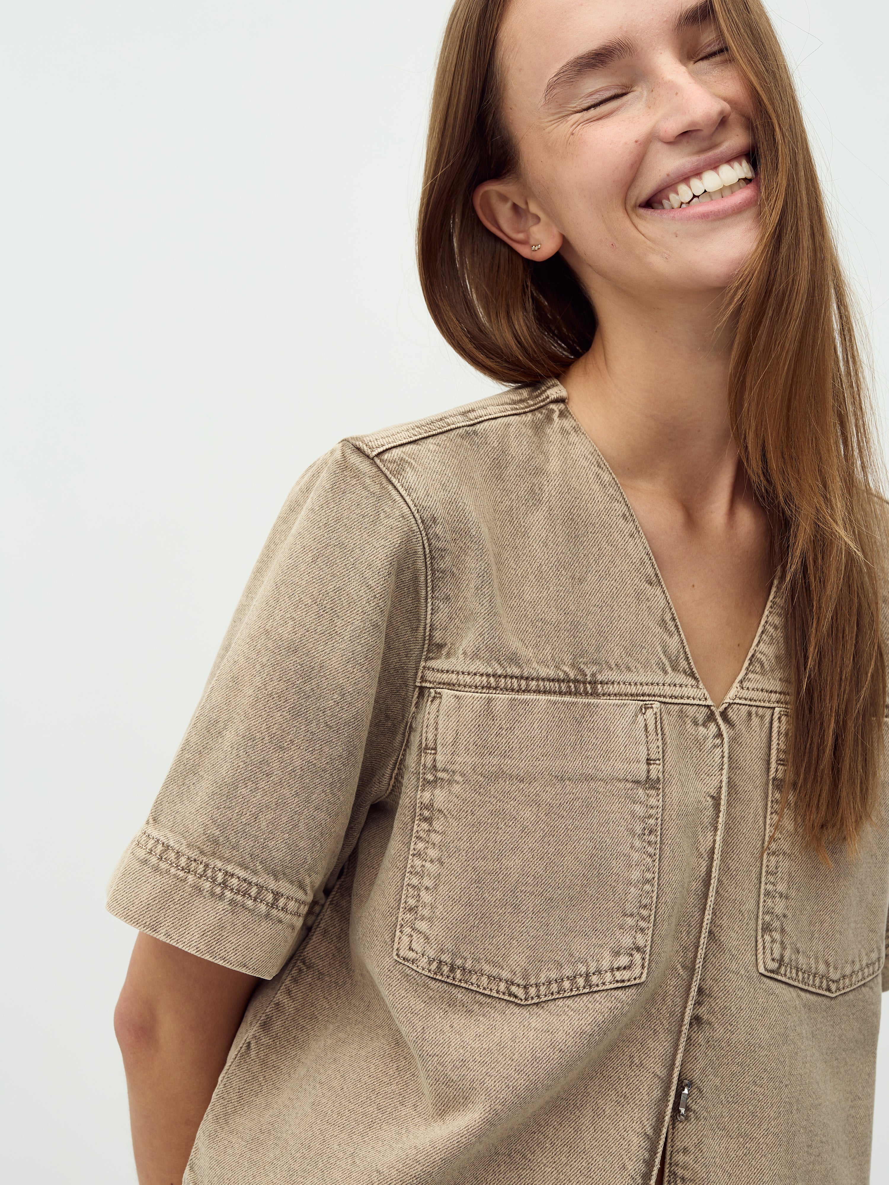 Reela-M_Beige Washed Denim_Model_3