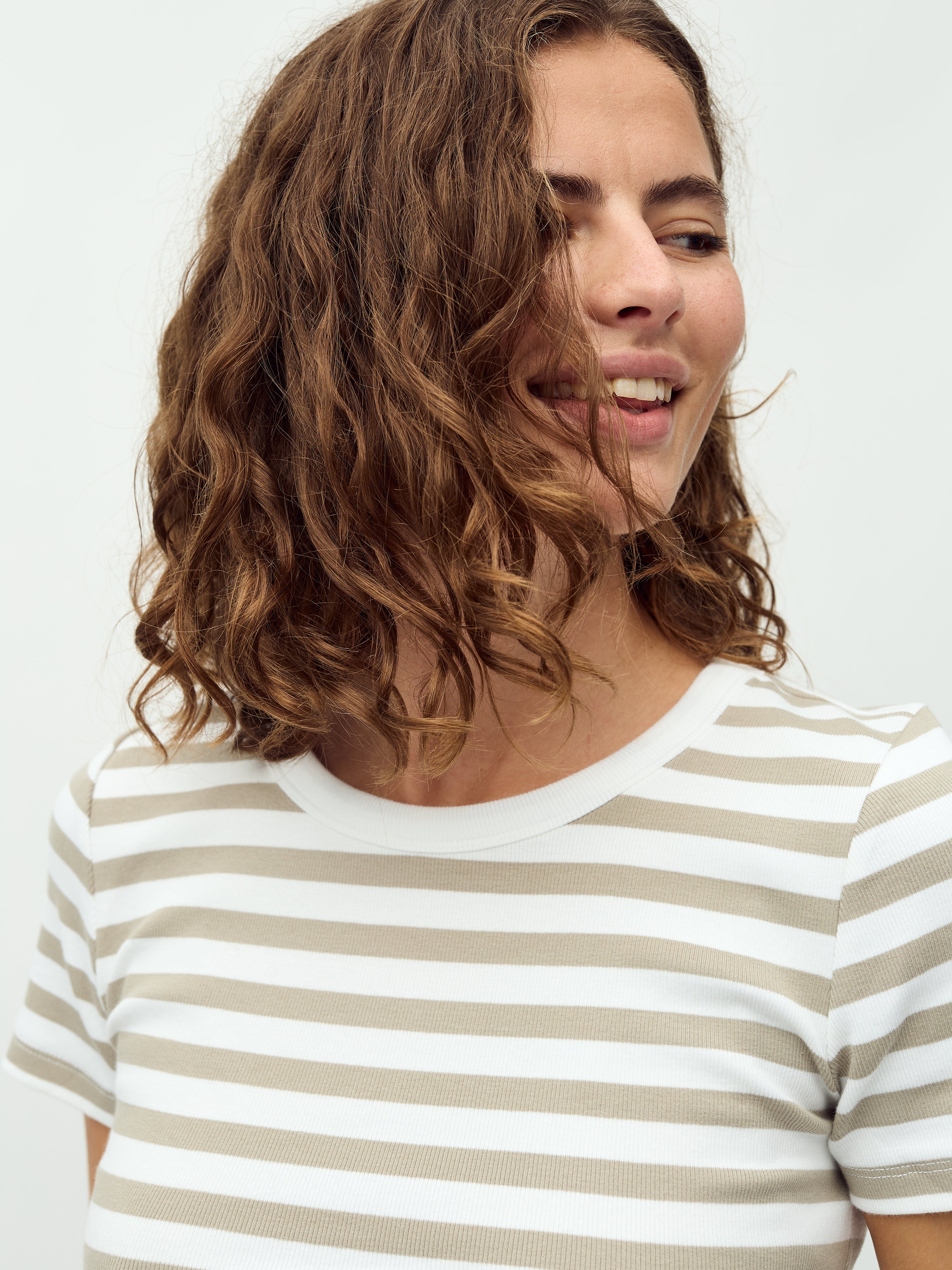 Otis-M_White Twig Stripe_Model_2