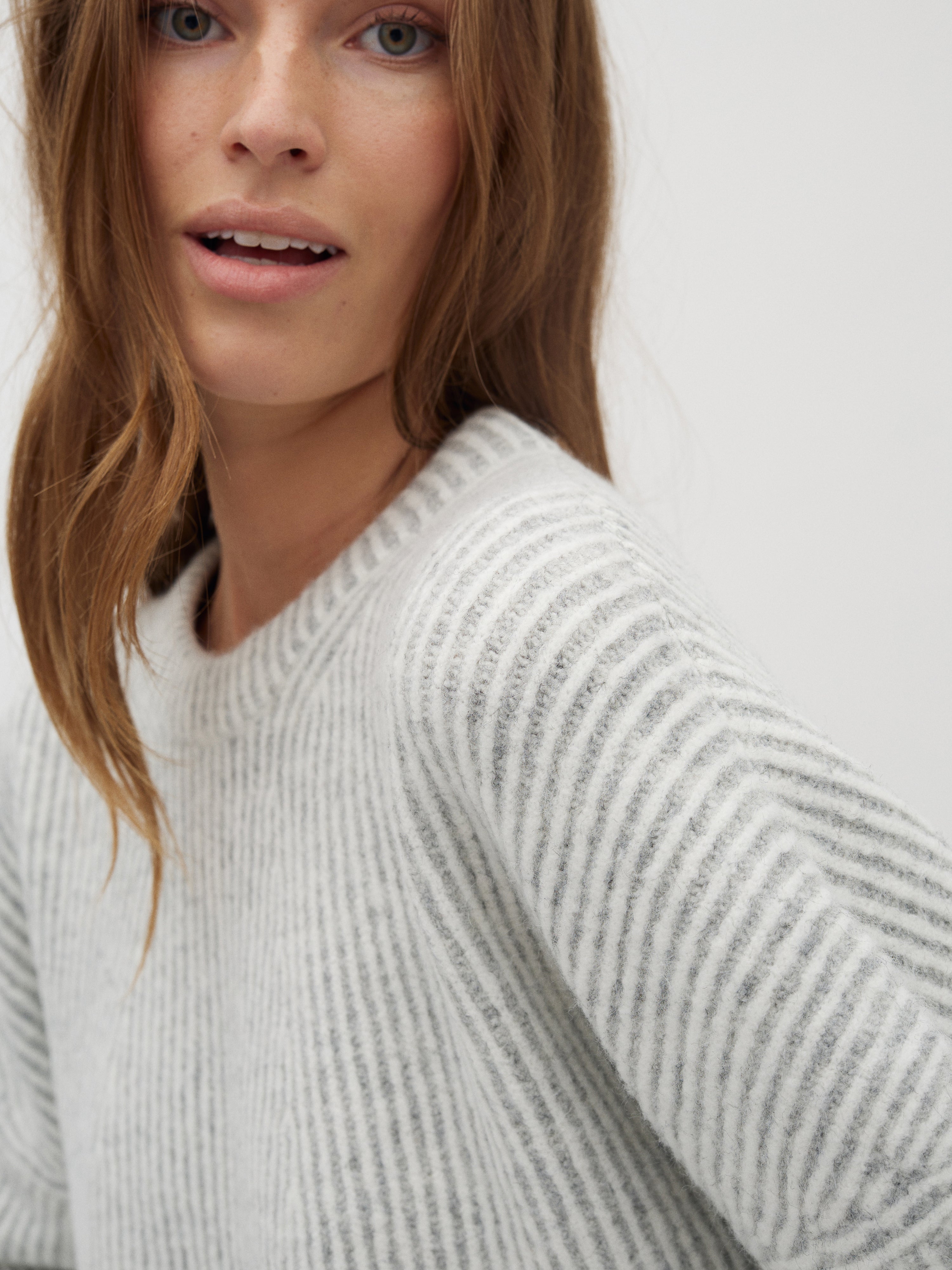 Gillian Contrast-M_Light Grey Mix_Model_1