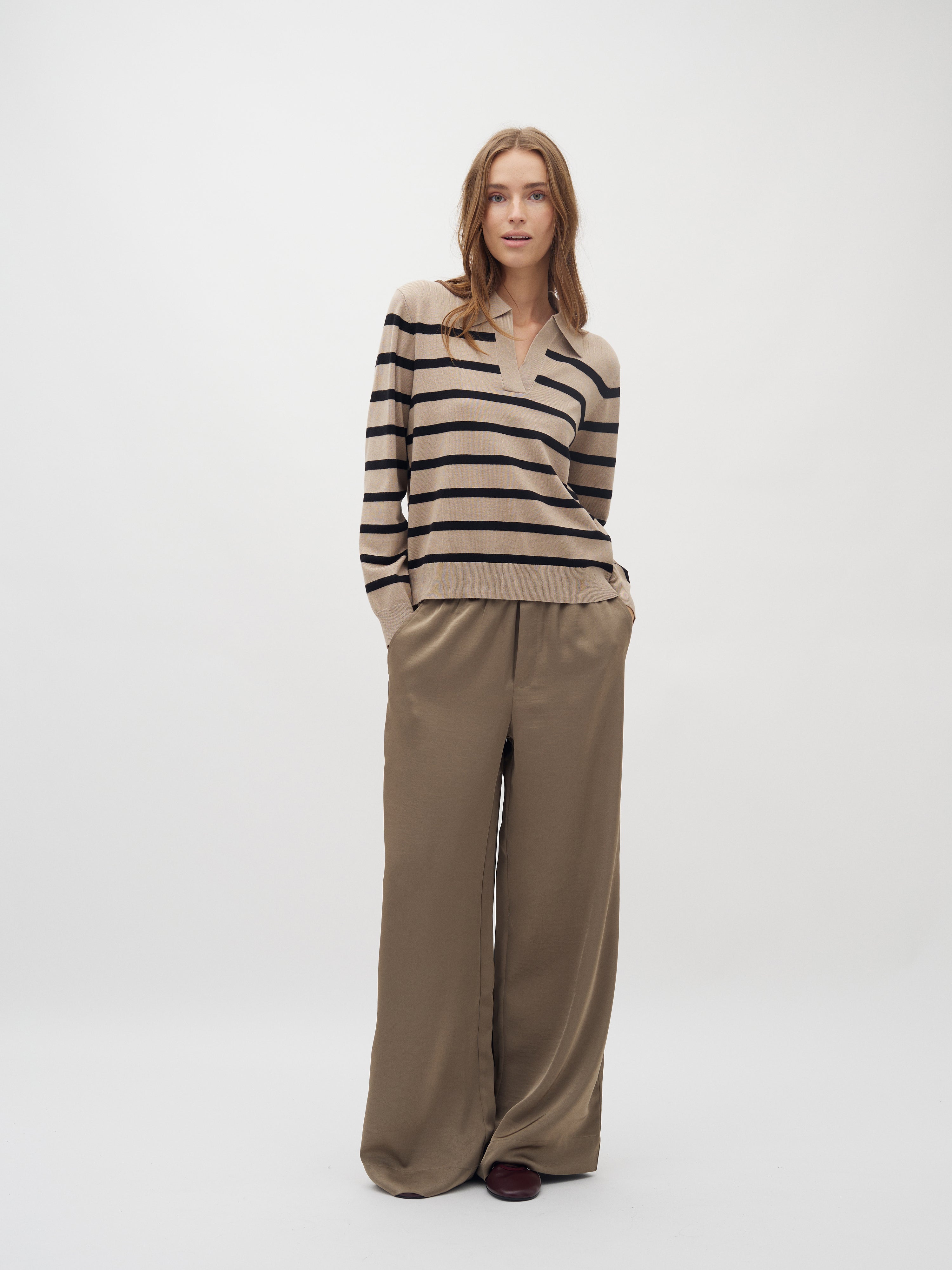 Sika-M_Oyster Black Stripe_Model_3