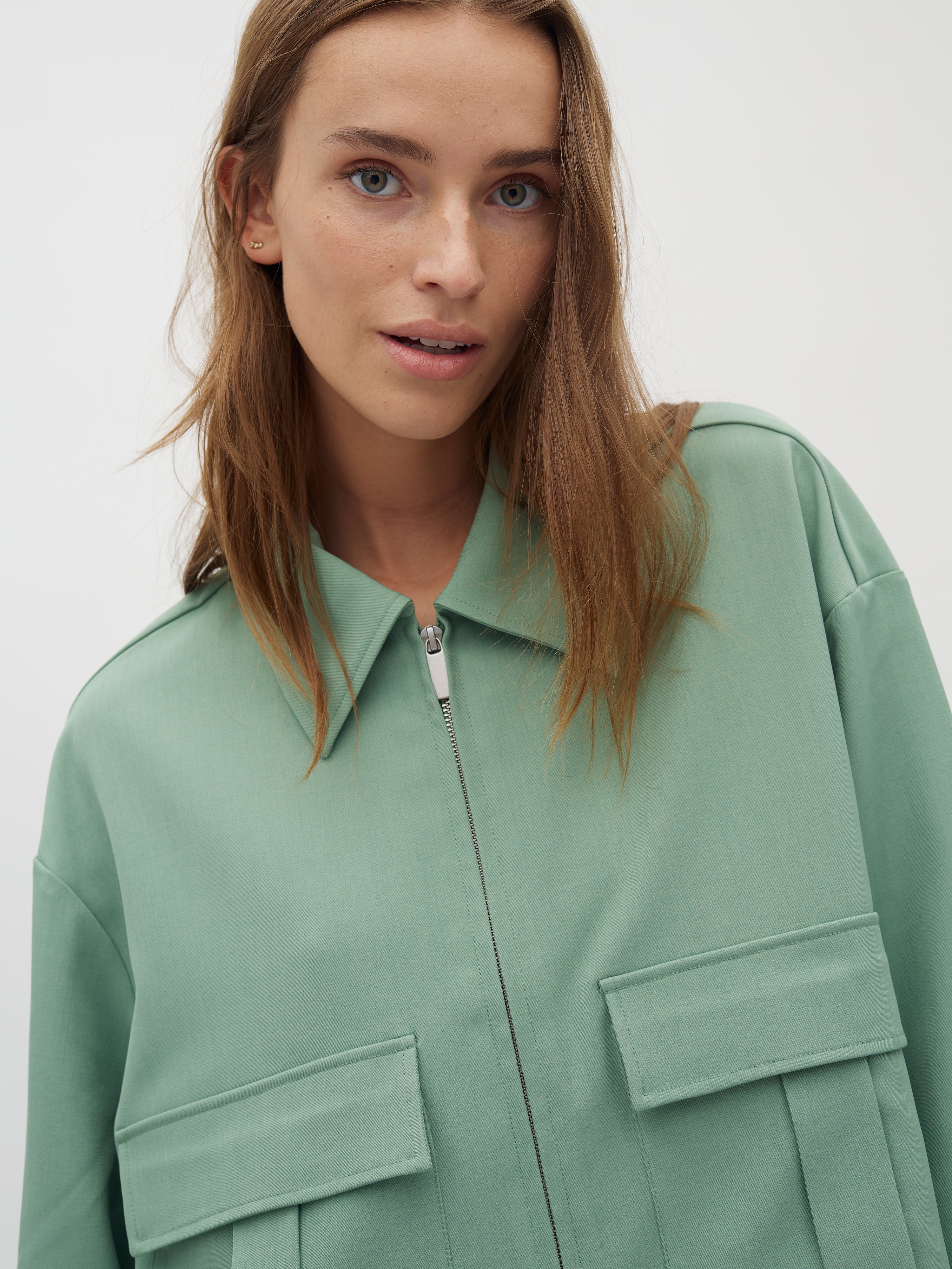 Alicenna-M_Mineral Green_Model_1