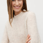 Clara Crew-M_Oat Melange_Model_1