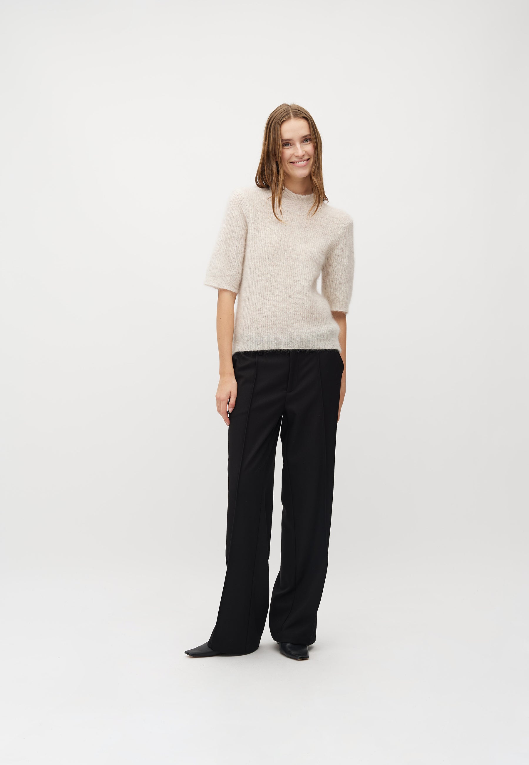Clara Crew-M_Oat Melange_Model_3