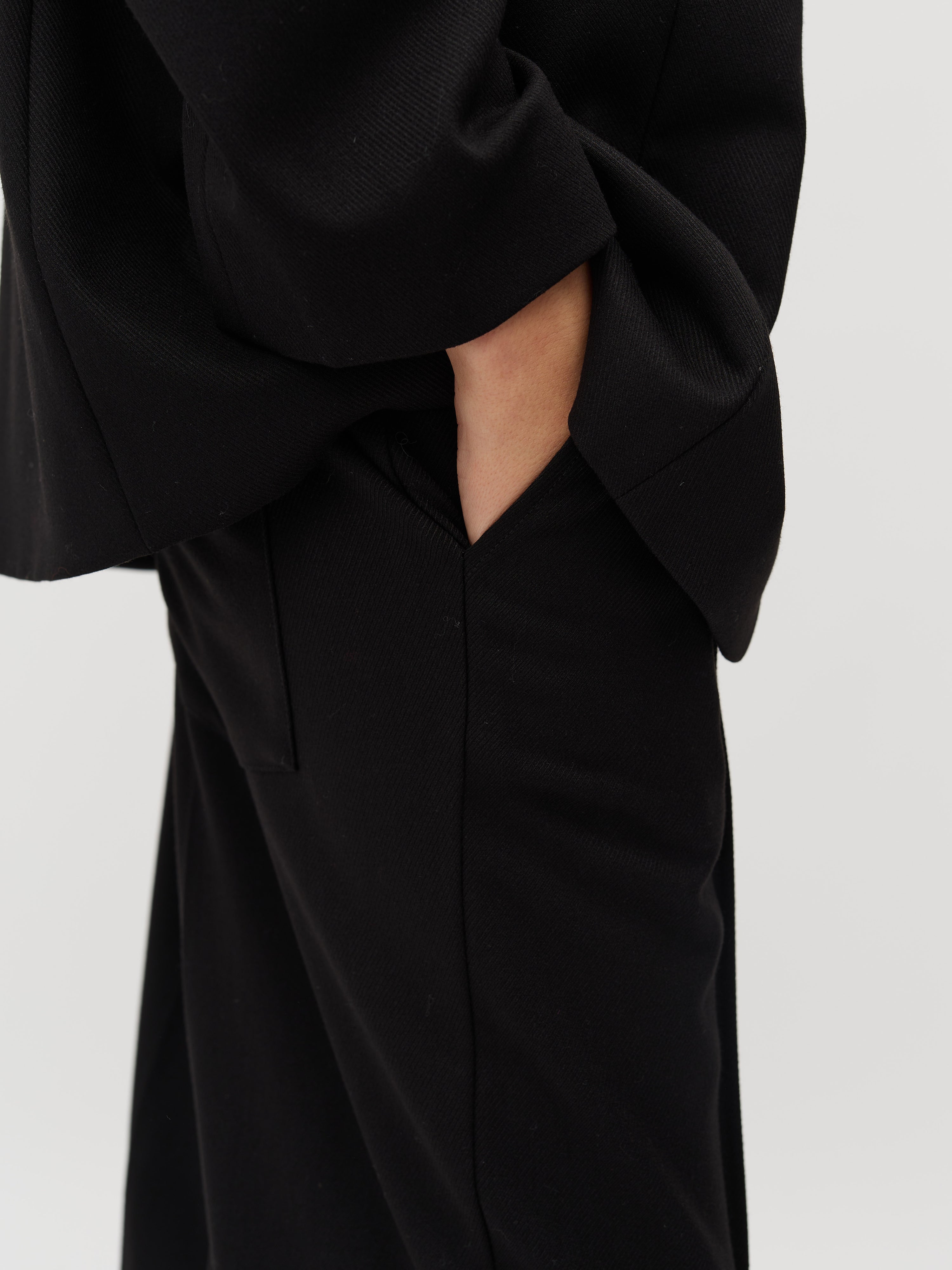 Kammia-M_Black_Model_4