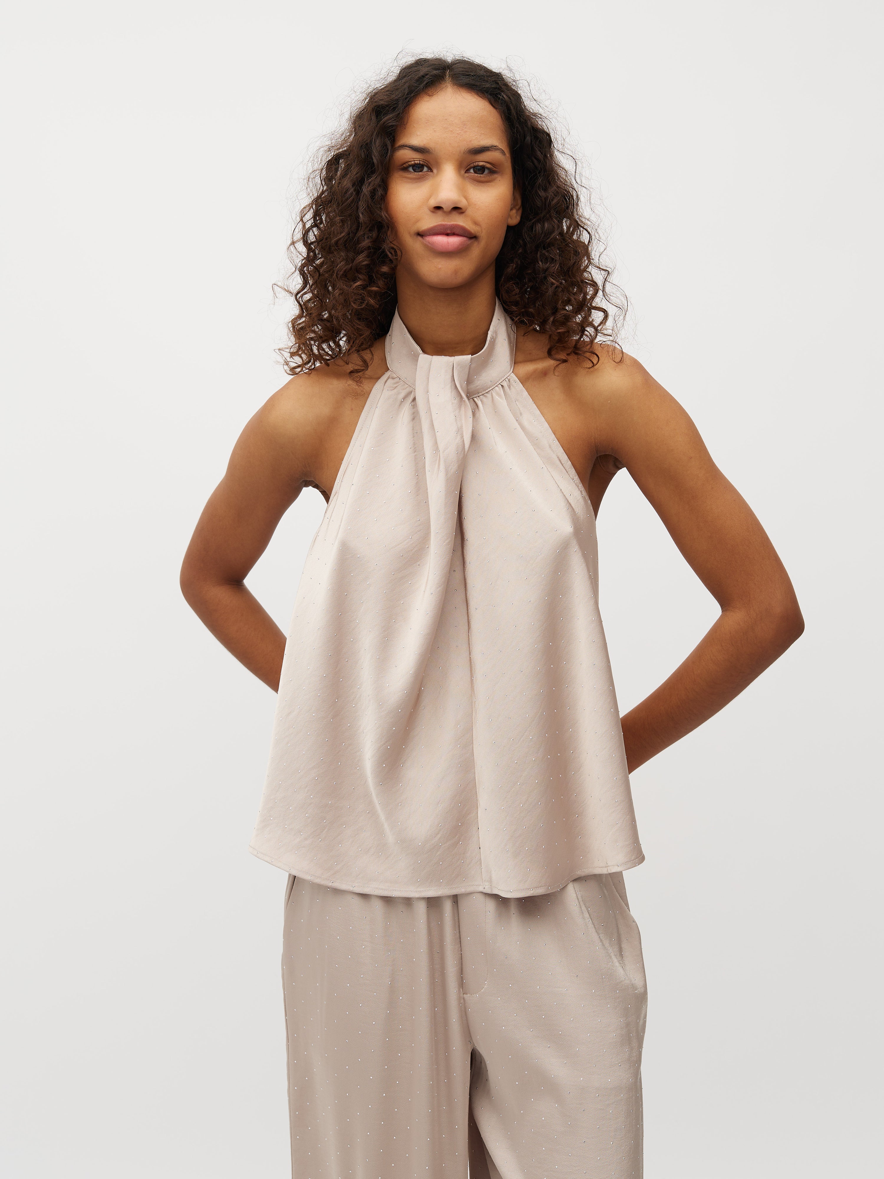 Zuzela-M_Light Sand_Model_0