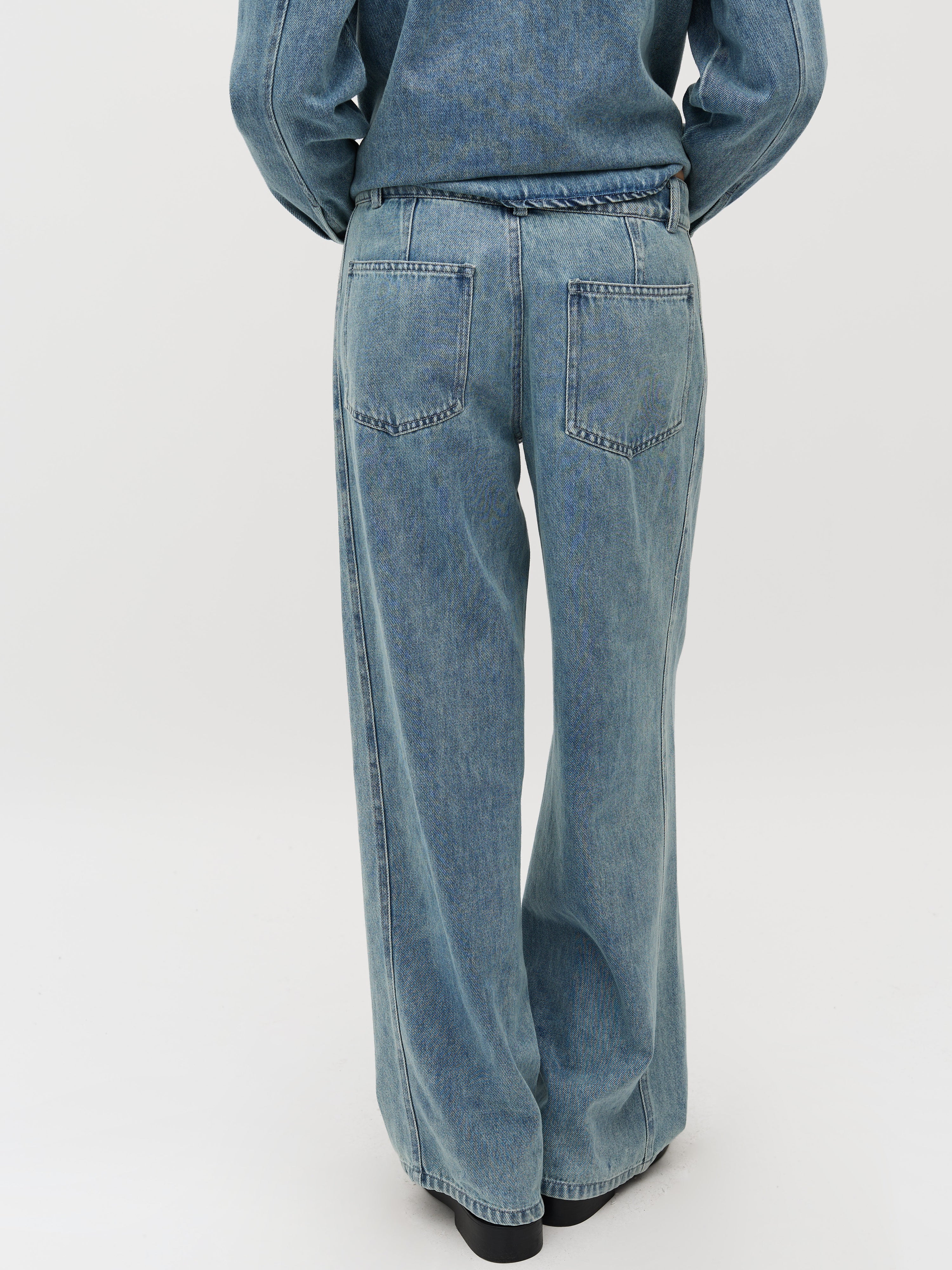 Katyn-M_Blue Soft Wash_Model_2