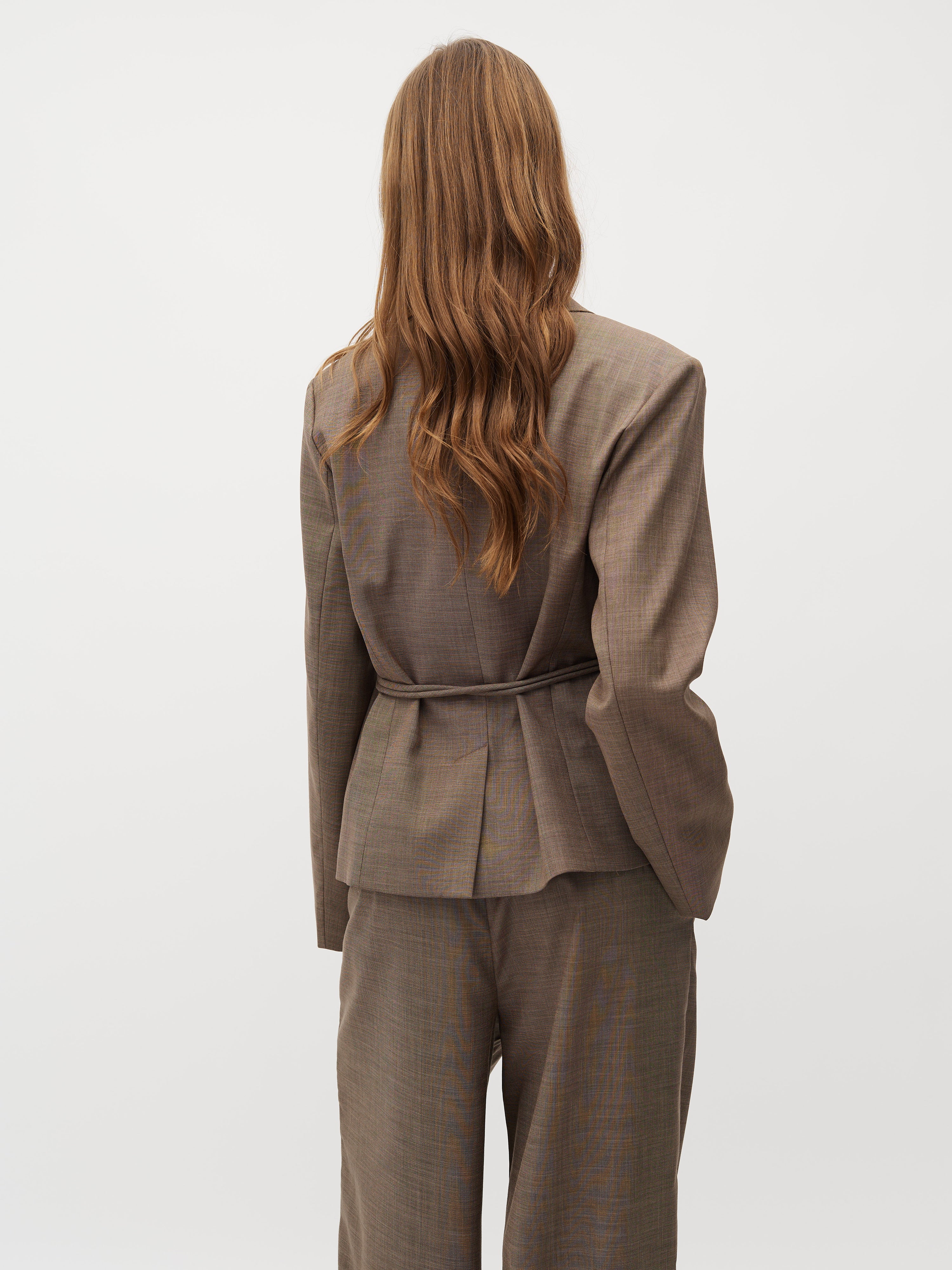 Ivia-M_Chicory Coffee Melange_Model_3