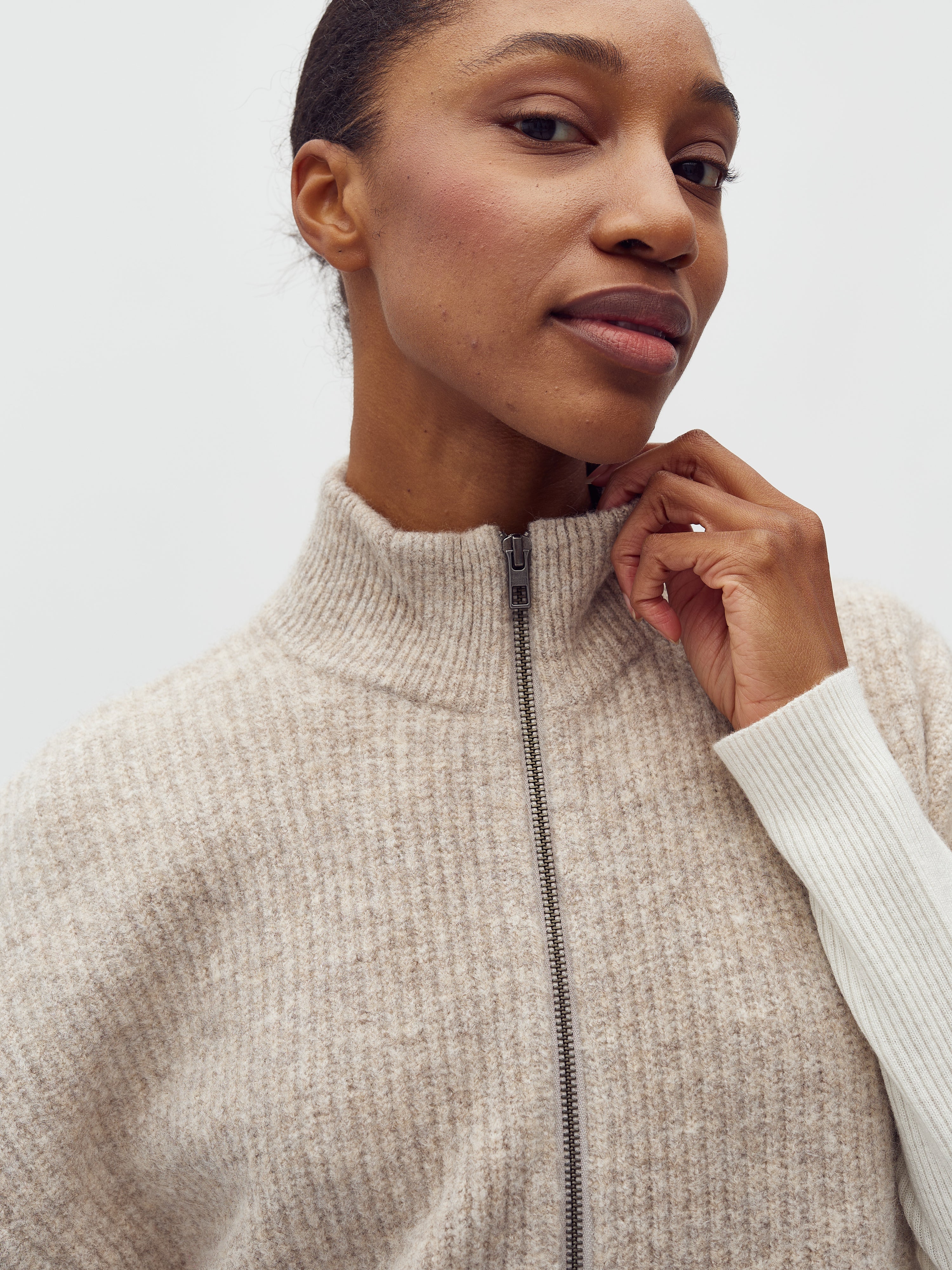 Roselina Short-M_Light Taupe Melange_Model_3