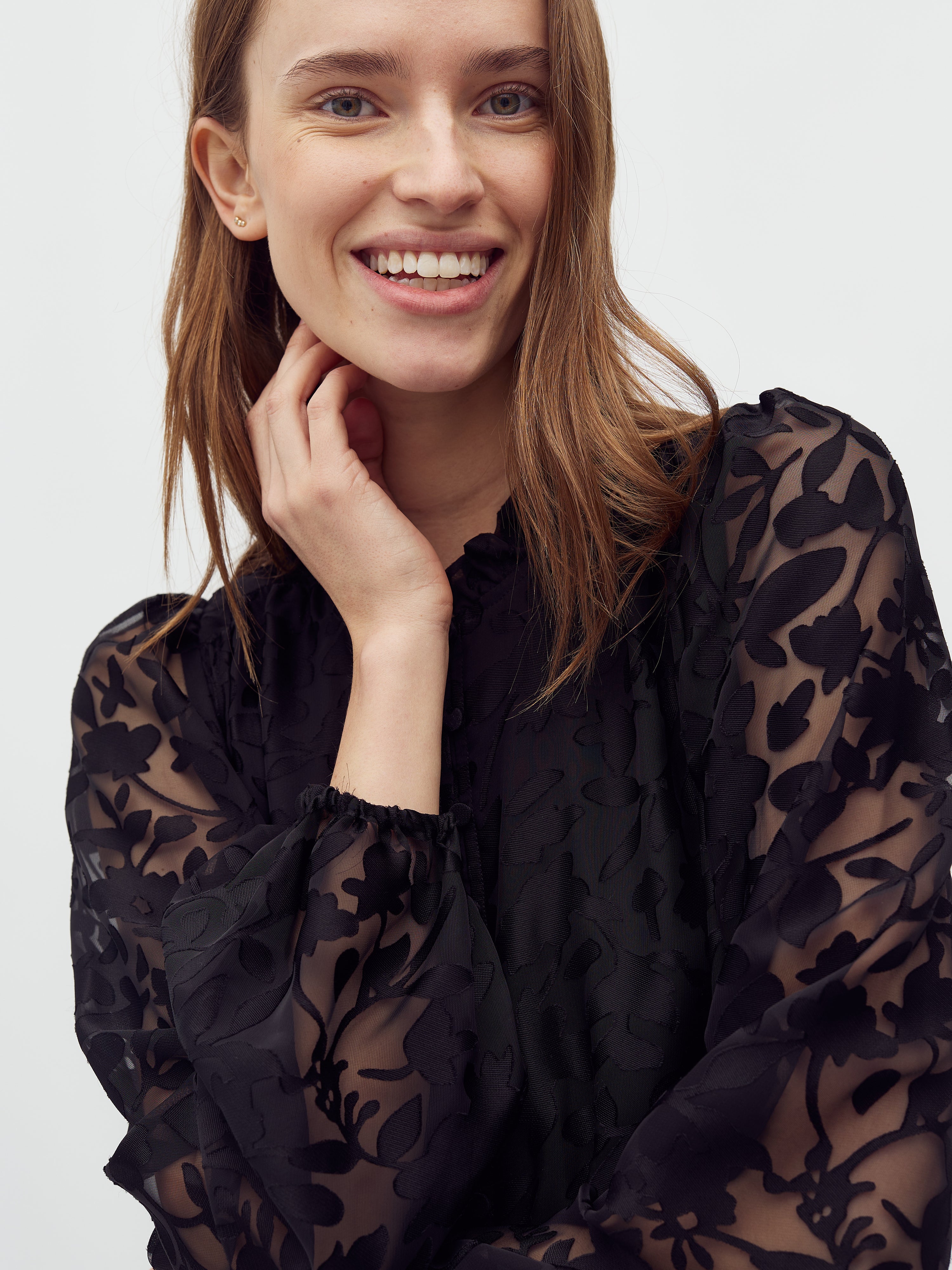 Nulia-M_Black_Model_2