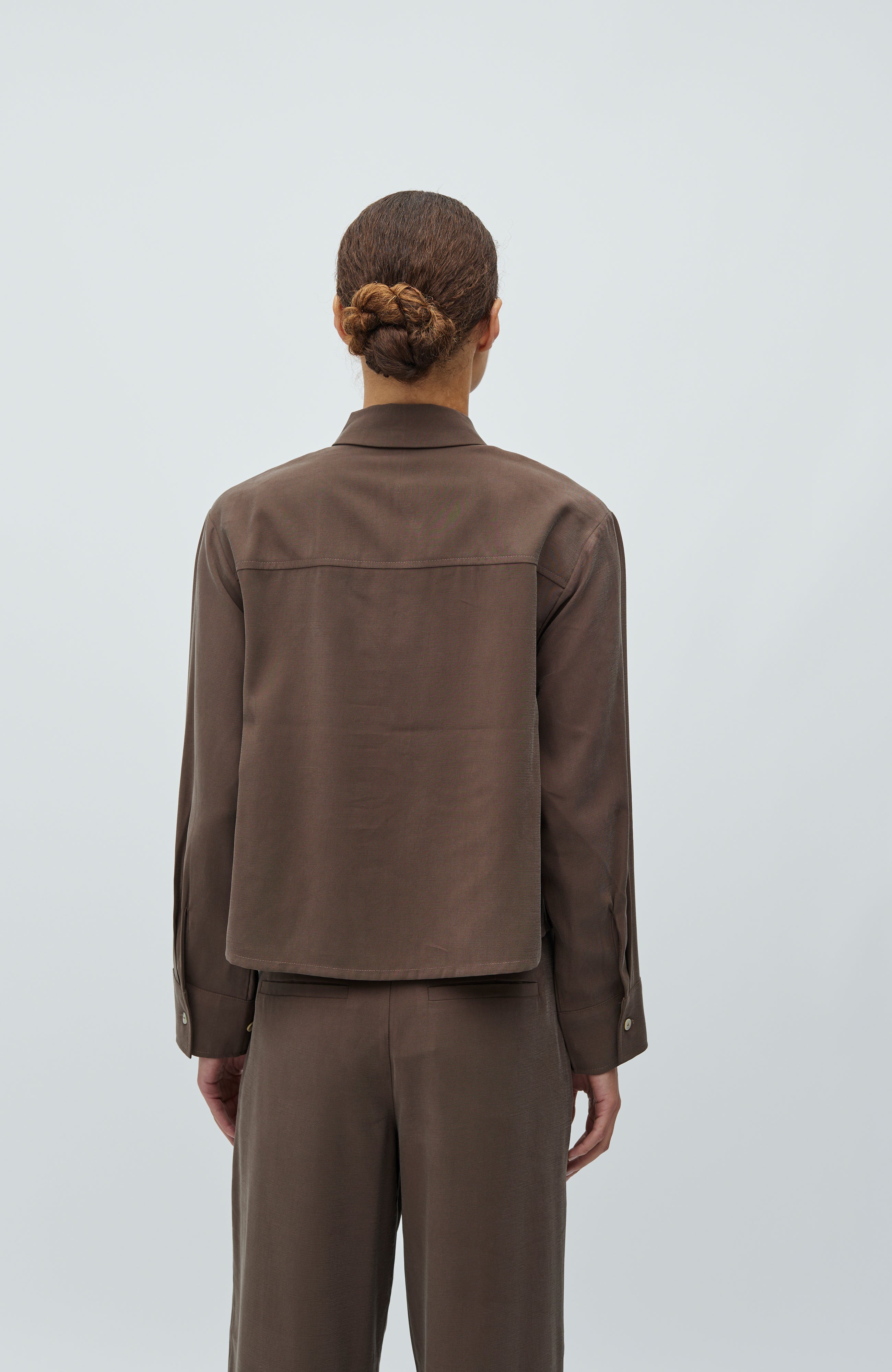 Elio-M_Chocolate Brown_Model_2