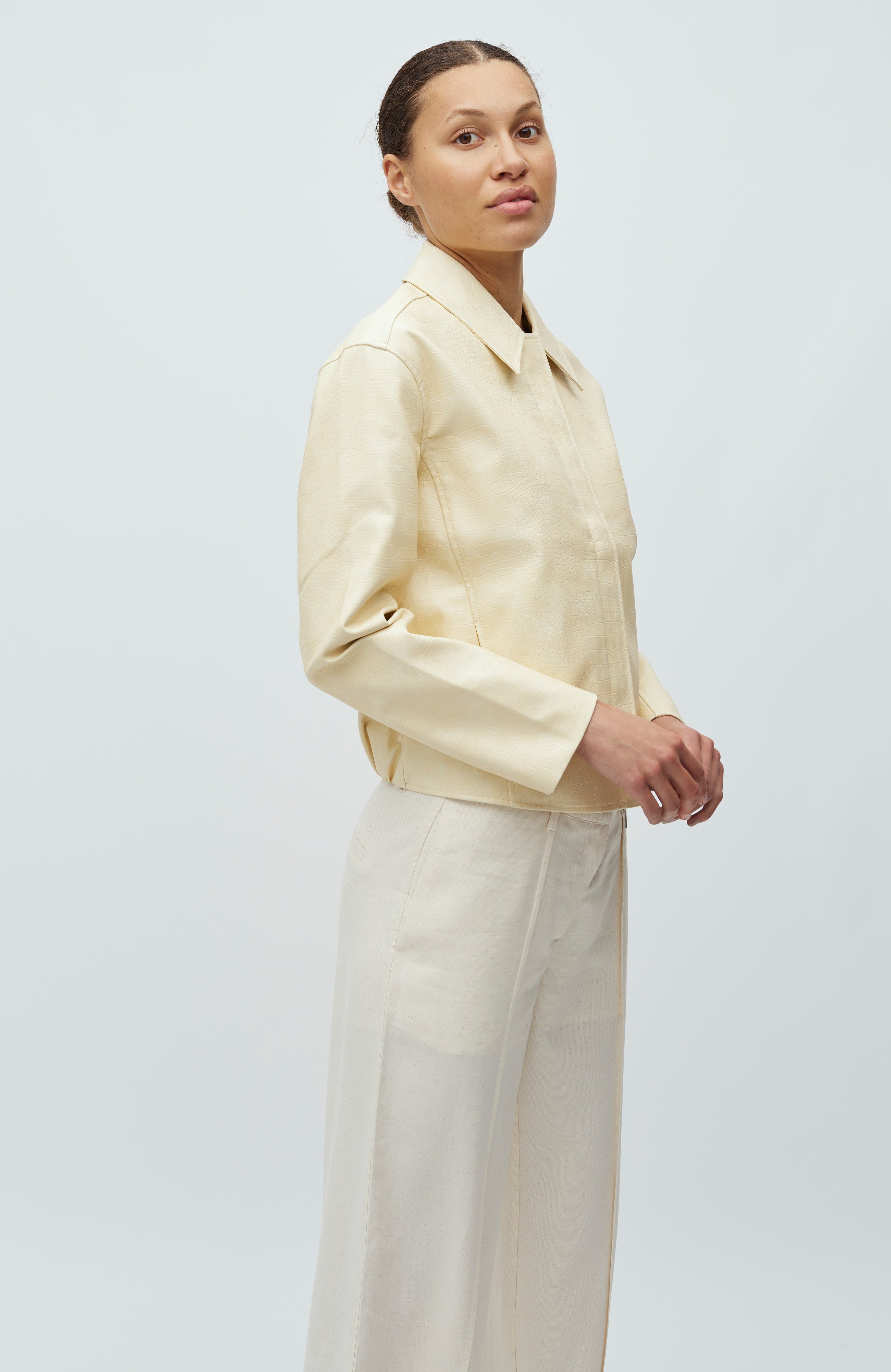 Vevine-M_Summer Yellow_Model_1