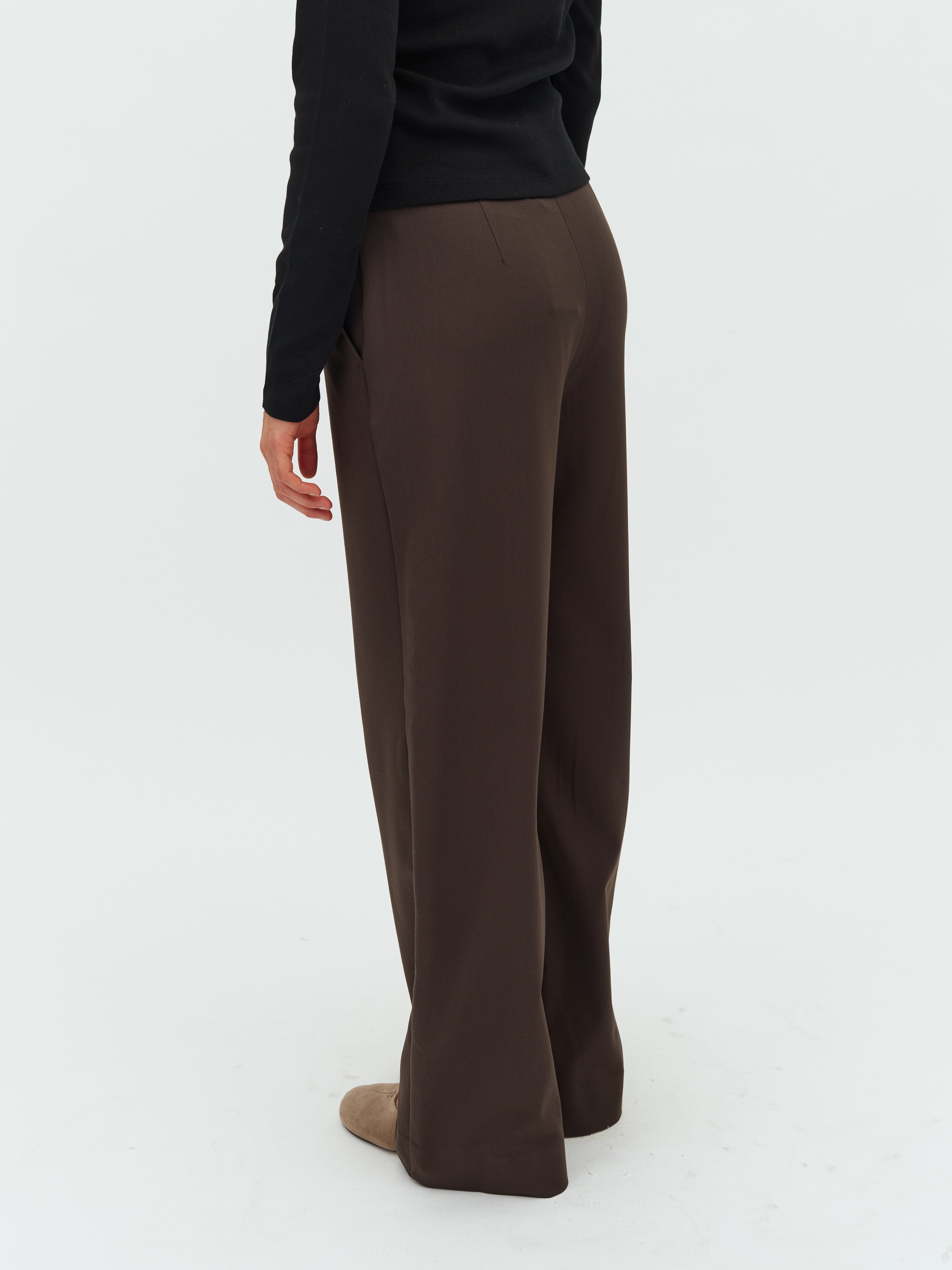 Lucy-M_Coffee Brown_Model_2