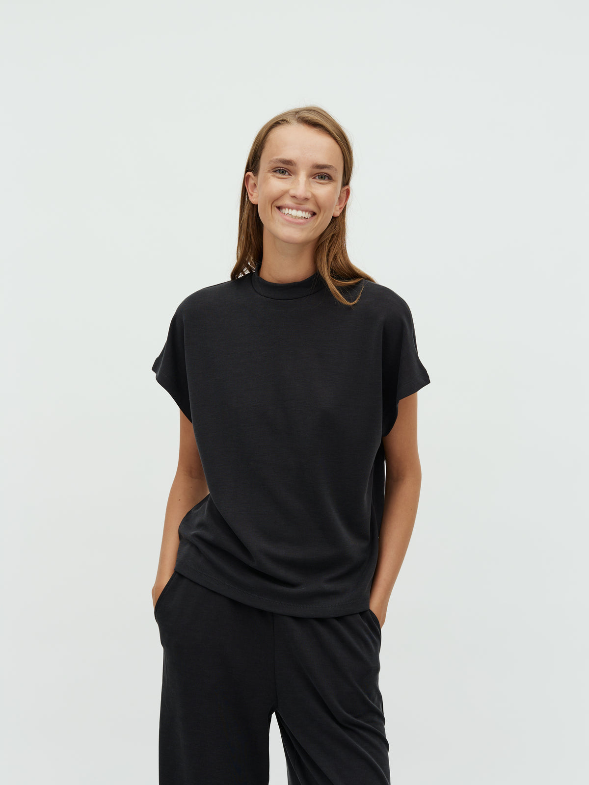 Linea Short-M_Black_Model_0