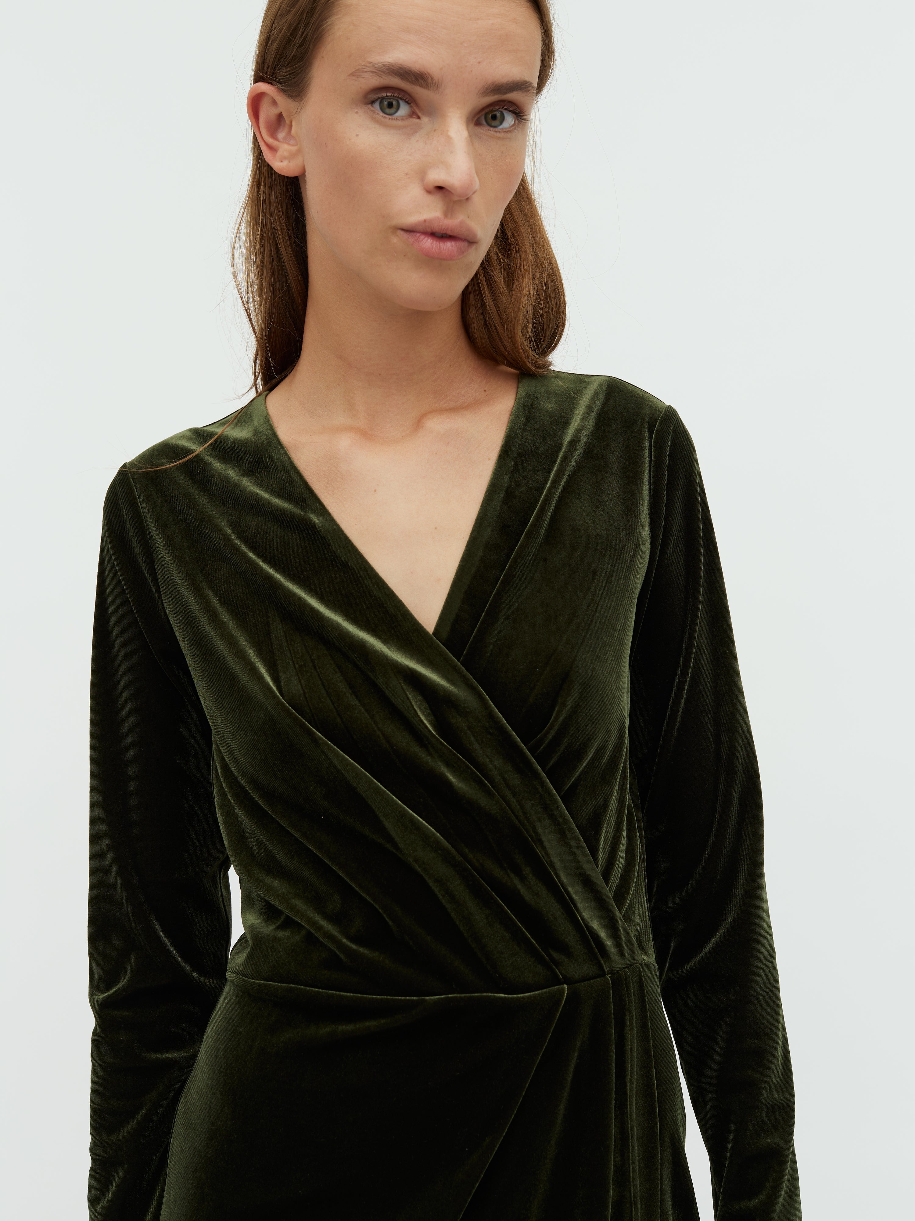 Madena_Pine Green_Model_1