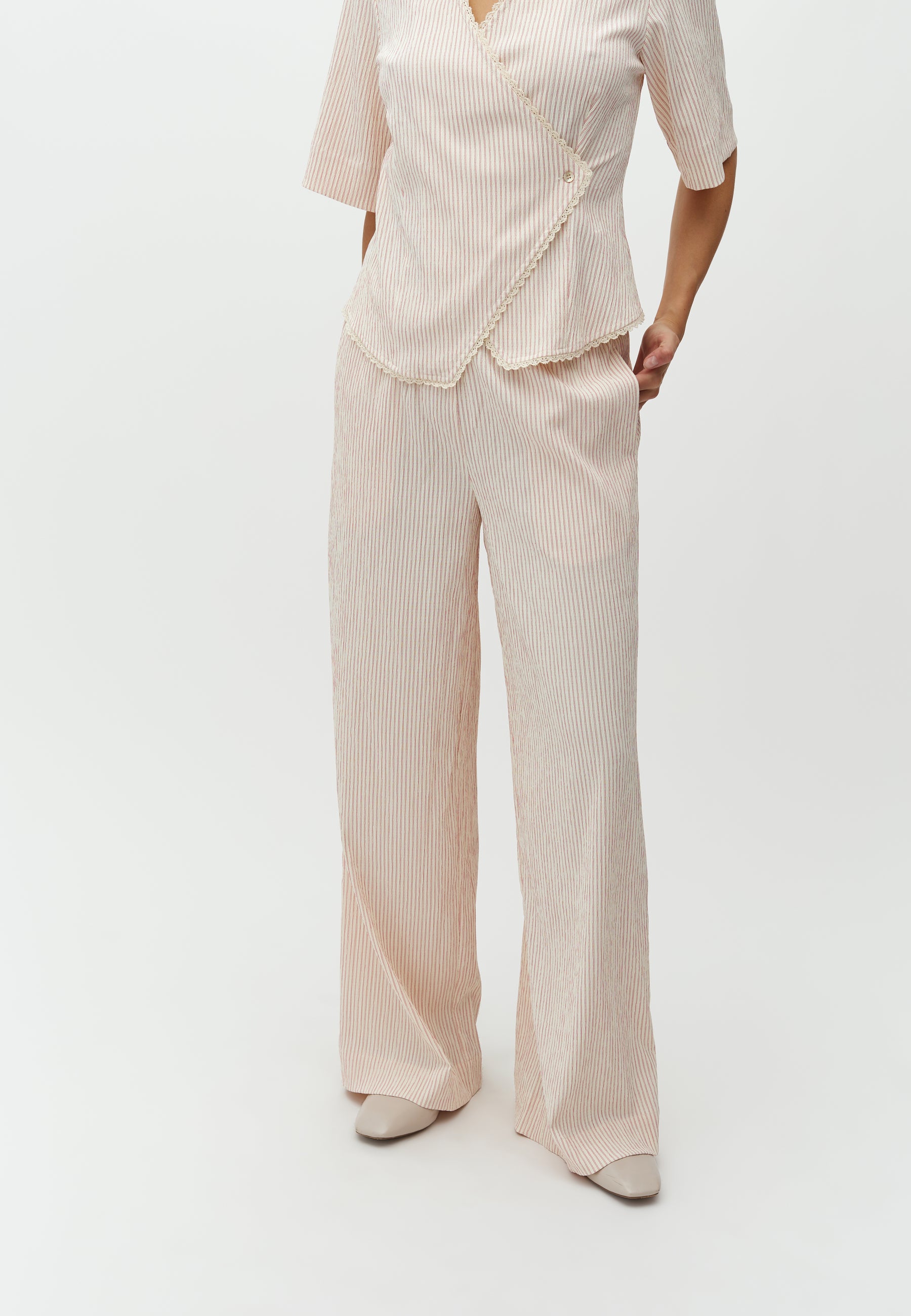 Leonella-M_Alita Red Stripe_Model_0