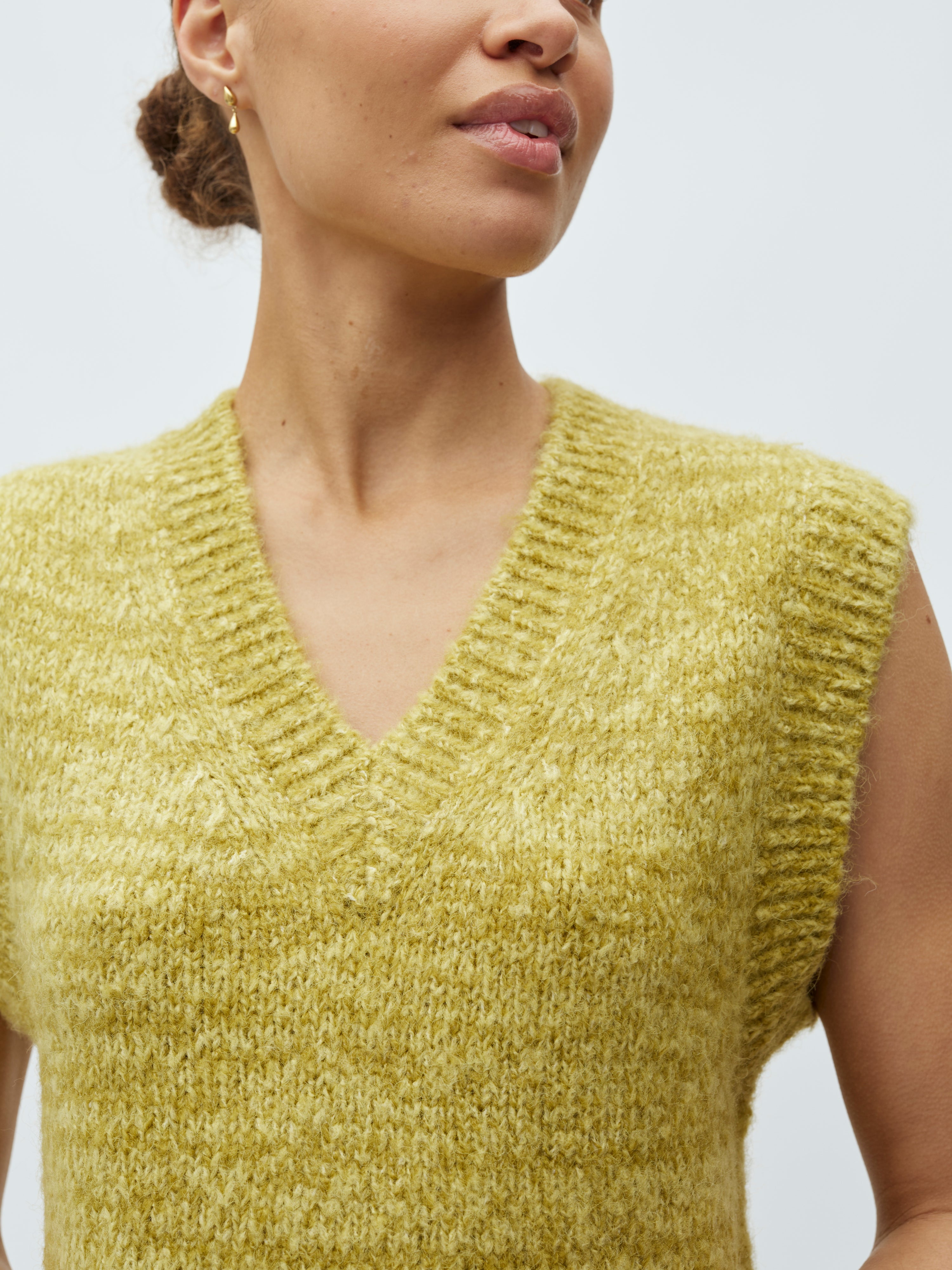 Allia-M_Light Pear Melange_Model_3