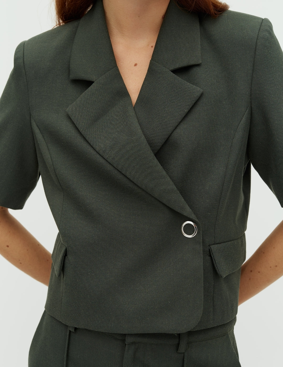 Robina-M_Pine Green_Model_1