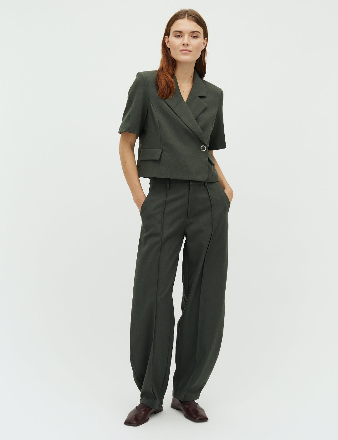 Robina-M_Pine Green_Model_3