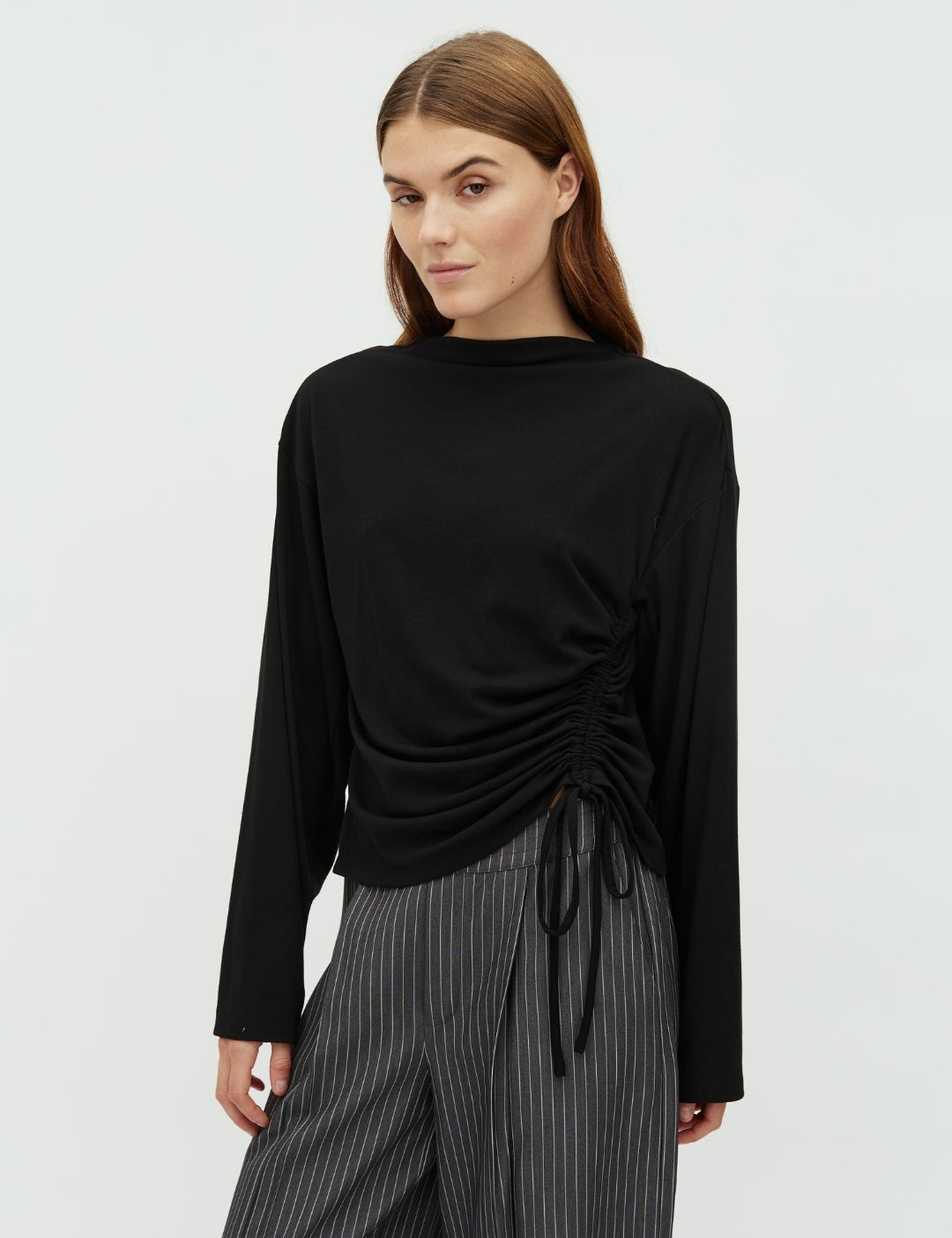 Serrea-M_Black_Model_0