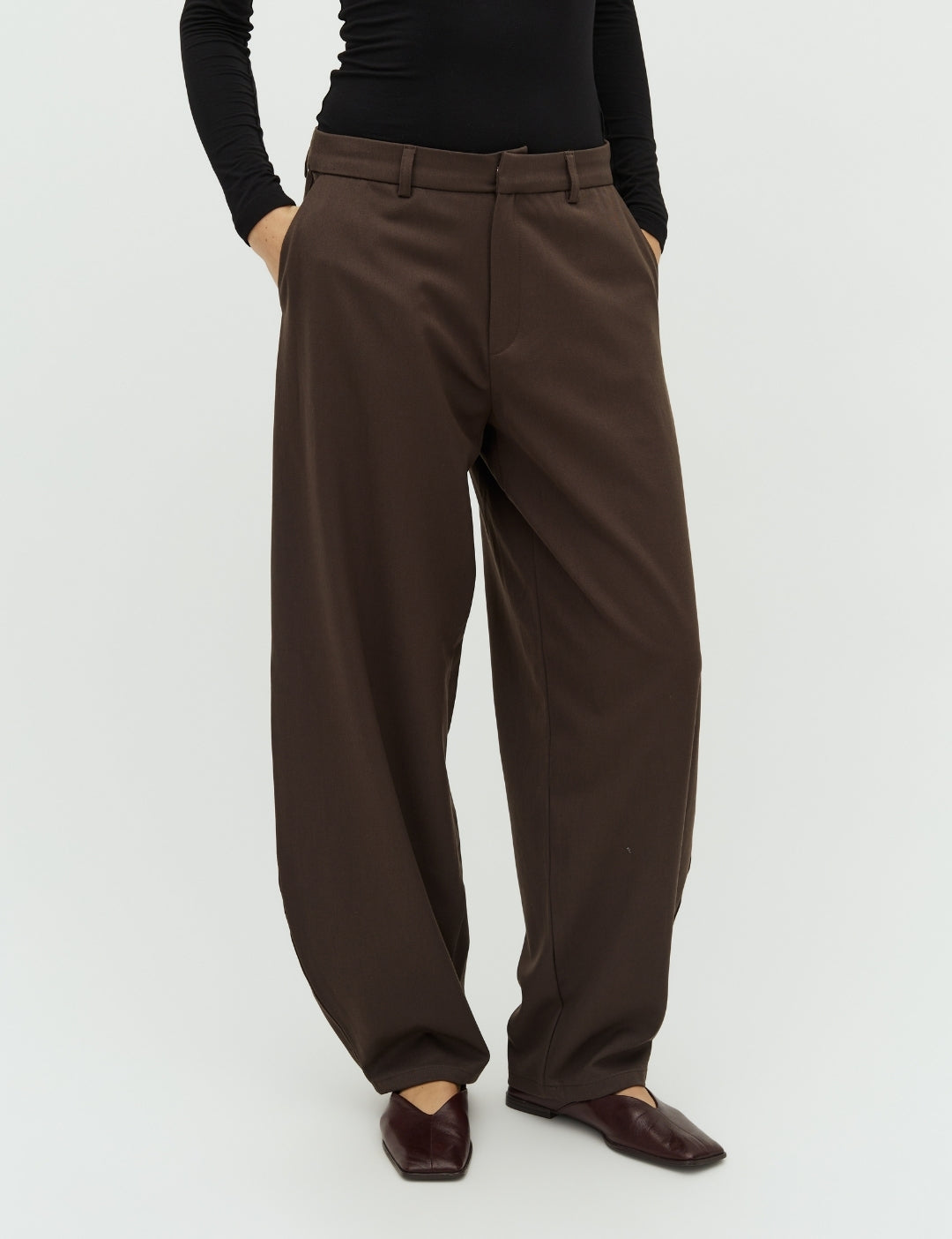 Silira-M_Coffee Brown_Model_1